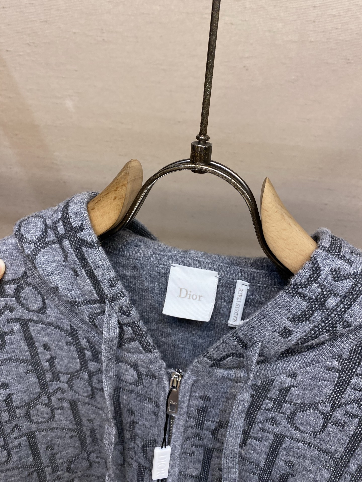 🌟🌟Dior，字母拼色提花羊毛针织拉链连帽衫 立体提花工艺超有质感。重磅针织面料，柔软又保暖，秋冬穿超合