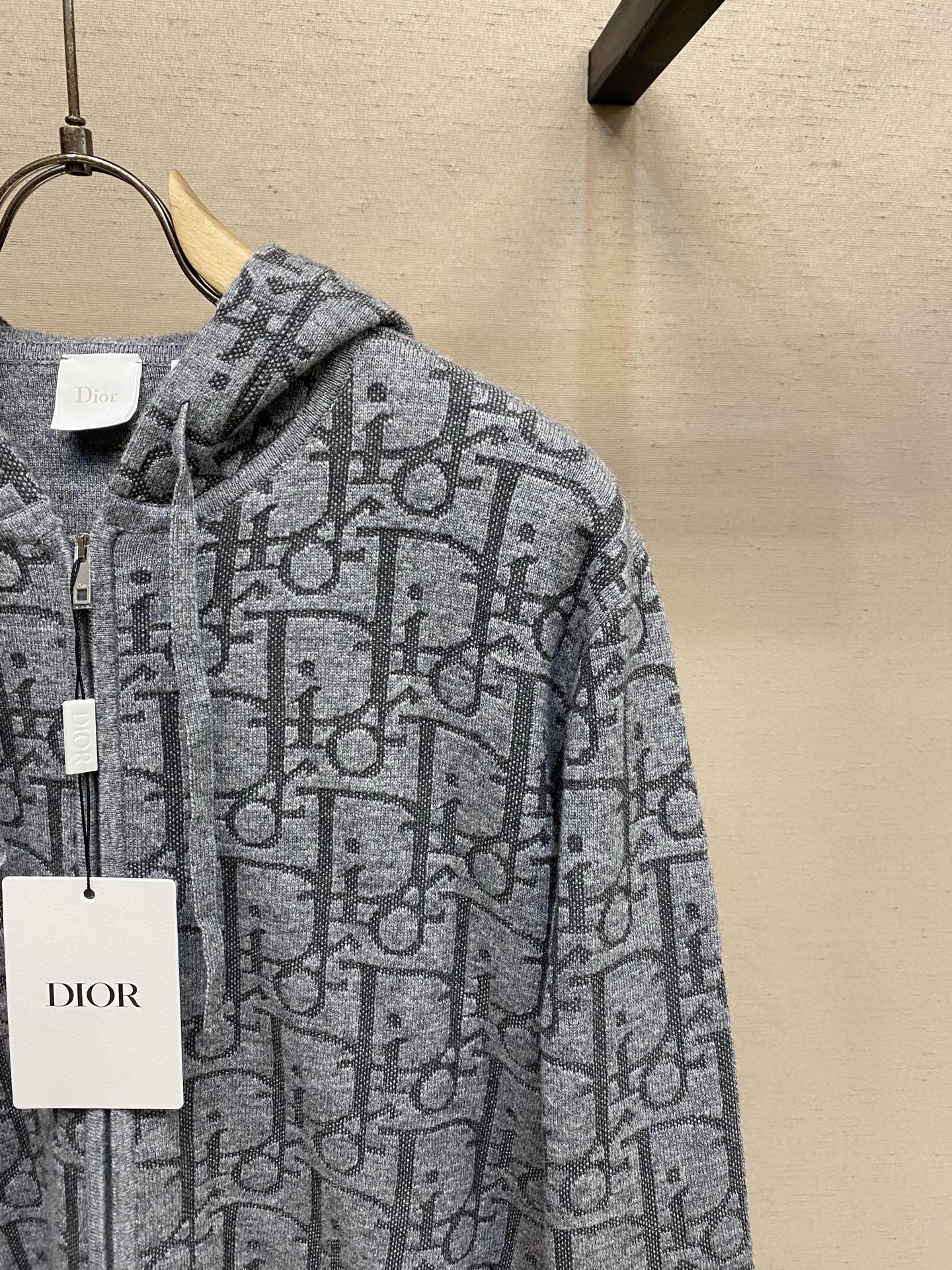 🌟🌟Dior，字母拼色提花羊毛针织拉链连帽衫 立体提花工艺超有质感。重磅针织面料，柔软又保暖，秋冬穿超合