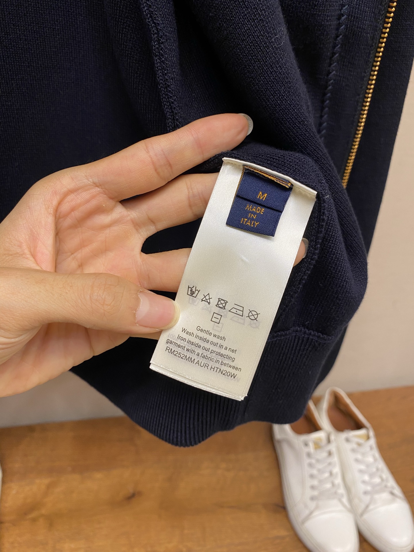 🌟🌟1V，标识拉链连帽针织衫2026 FW 当季新款极简LV标识，左胸采用金色牛皮LV字母标，以撞色缝线
