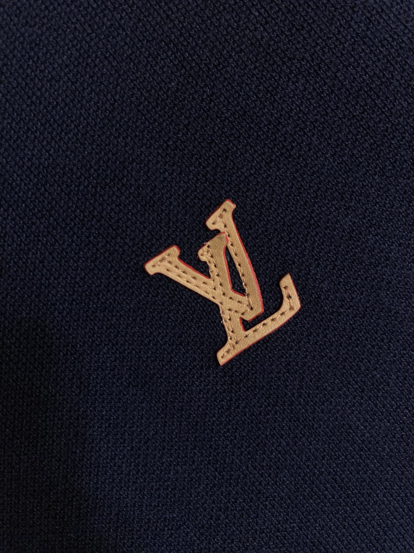 🌟🌟1V，标识拉链连帽针织衫2026 FW 当季新款极简LV标识，左胸采用金色牛皮LV字母标，以撞色缝线