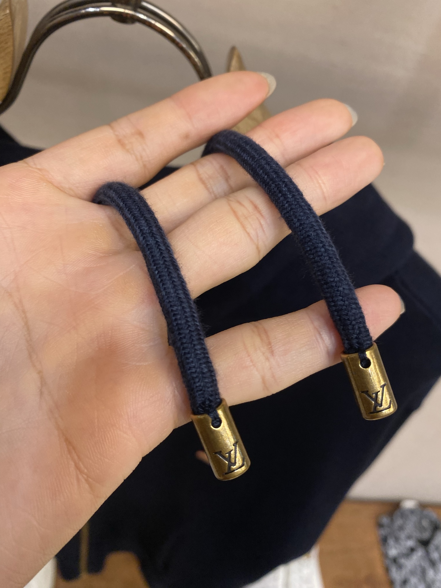 🌟🌟1V，标识拉链连帽针织衫2026 FW 当季新款极简LV标识，左胸采用金色牛皮LV字母标，以撞色缝线