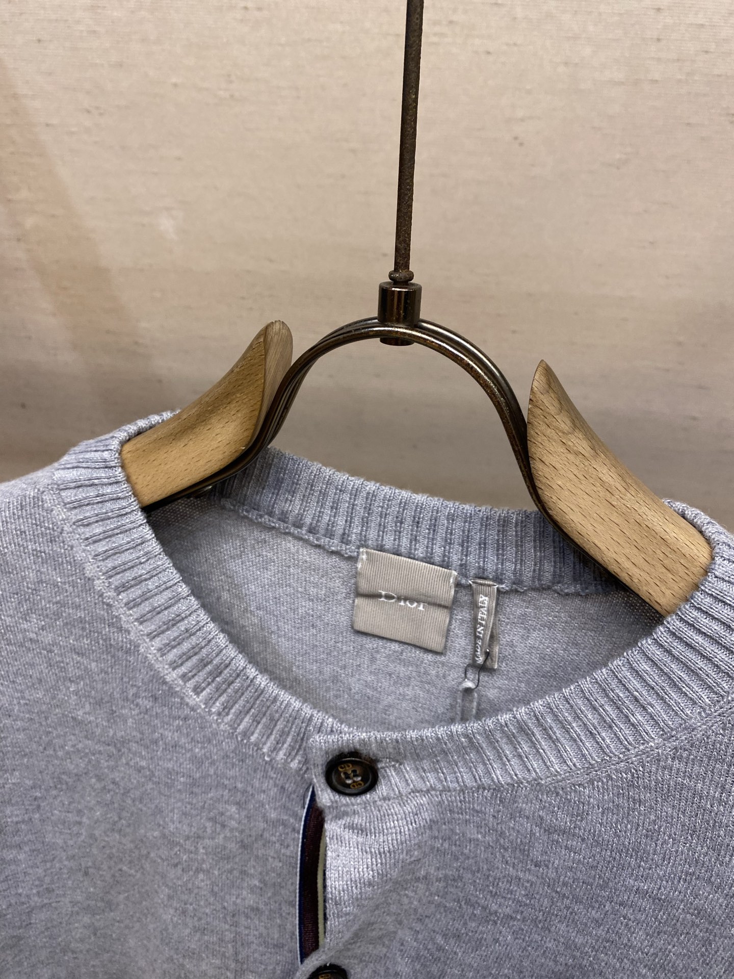 🌟🌟 Dior，灰色针织开衫，柔软细腻面料，简约圆领+黑色纽扣，低调优雅又有质感。宽松版型，舒适包容，胸
