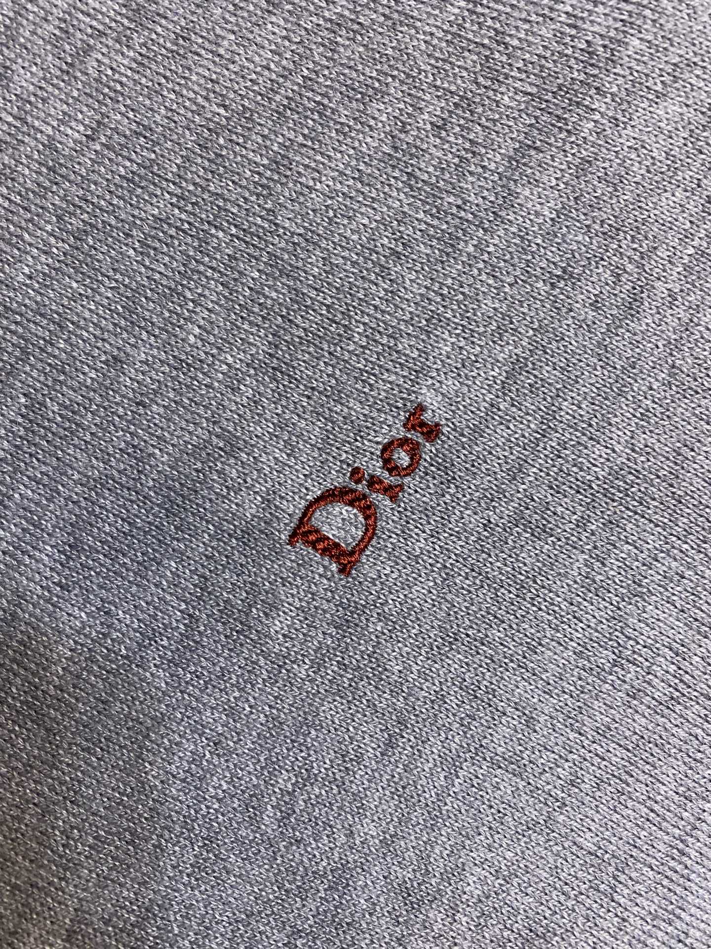 🌟🌟 Dior，灰色针织开衫，柔软细腻面料，简约圆领+黑色纽扣，低调优雅又有质感。宽松版型，舒适包容，胸