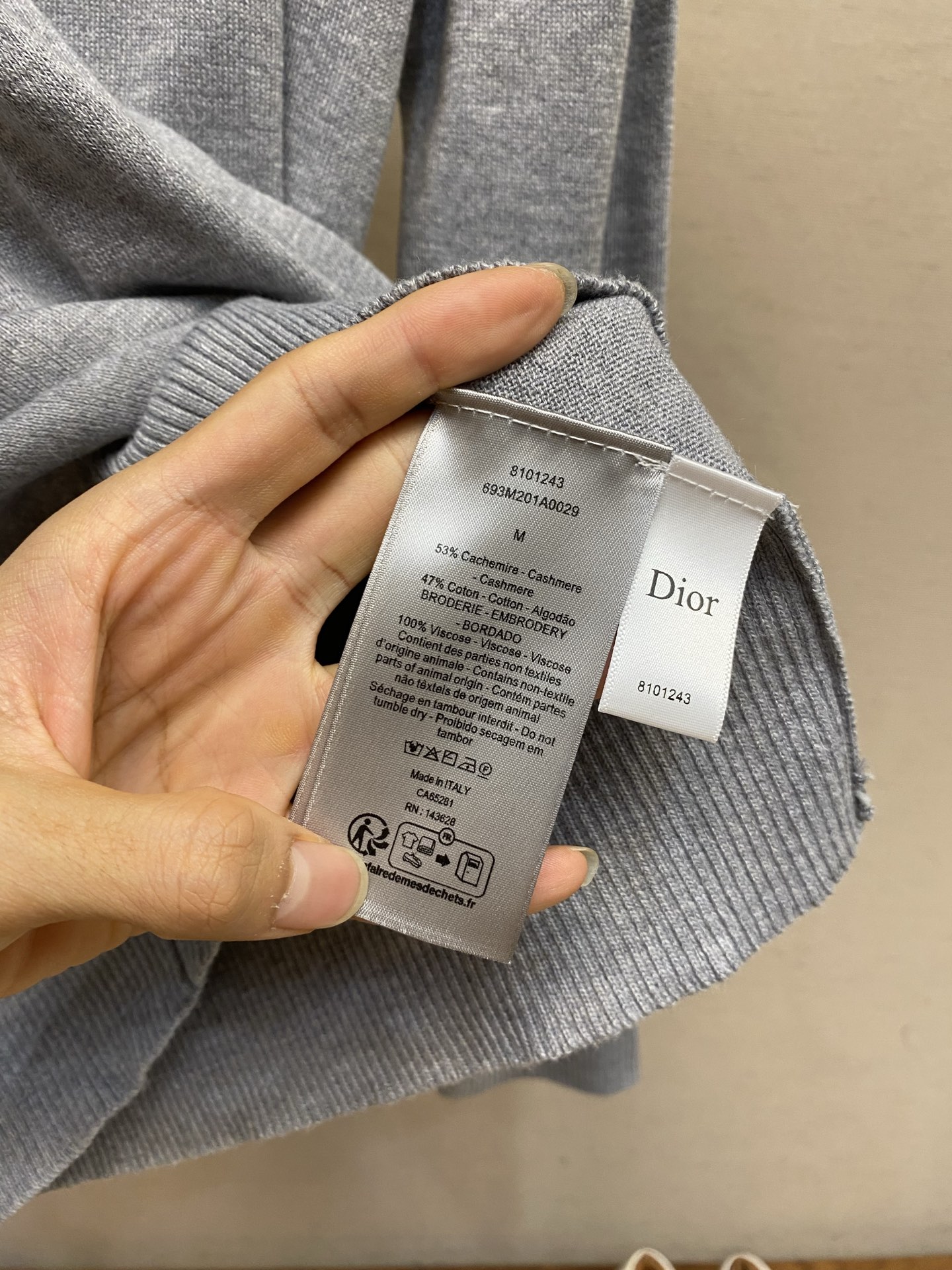 🌟🌟 Dior，灰色针织开衫，柔软细腻面料，简约圆领+黑色纽扣，低调优雅又有质感。宽松版型，舒适包容，胸