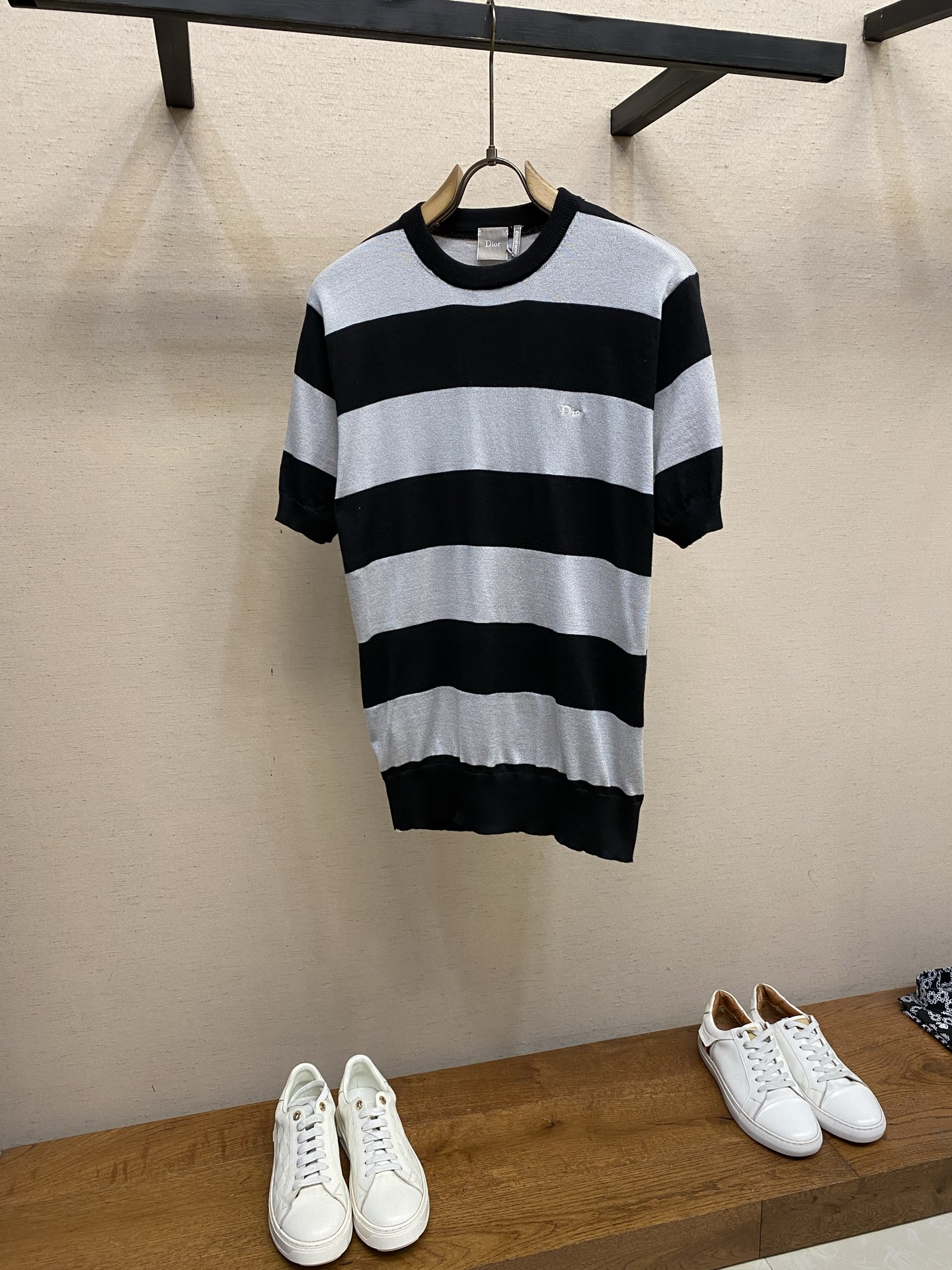 🌟🌟Dior，棉质针织面料条纹图案条针织衫2026 FW 迪奥夏季新款圆领短袖针织衫，采用经典宽条纹撞色