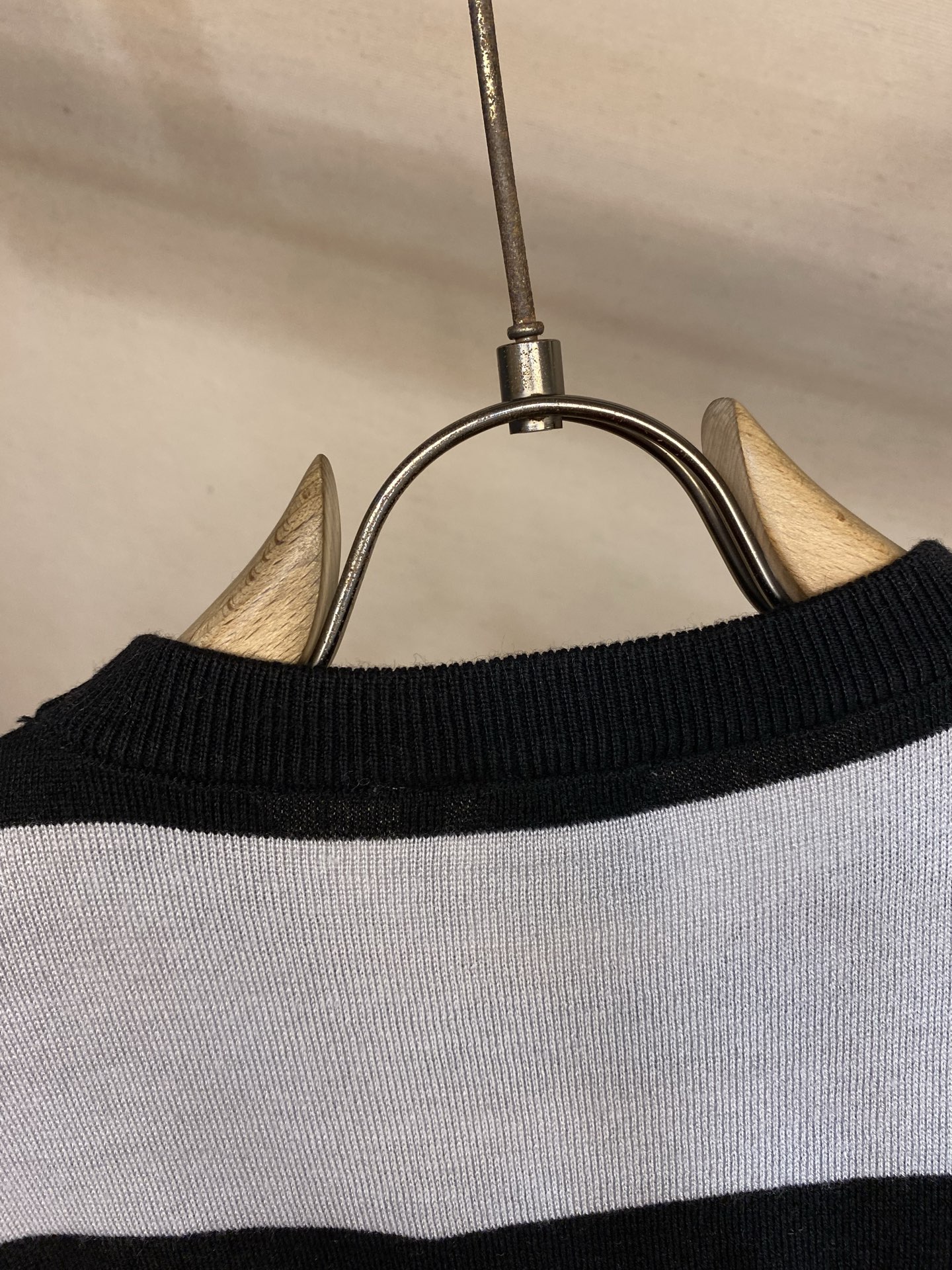 🌟🌟Dior，棉质针织面料条纹图案条针织衫2026 FW 迪奥夏季新款圆领短袖针织衫，采用经典宽条纹撞色