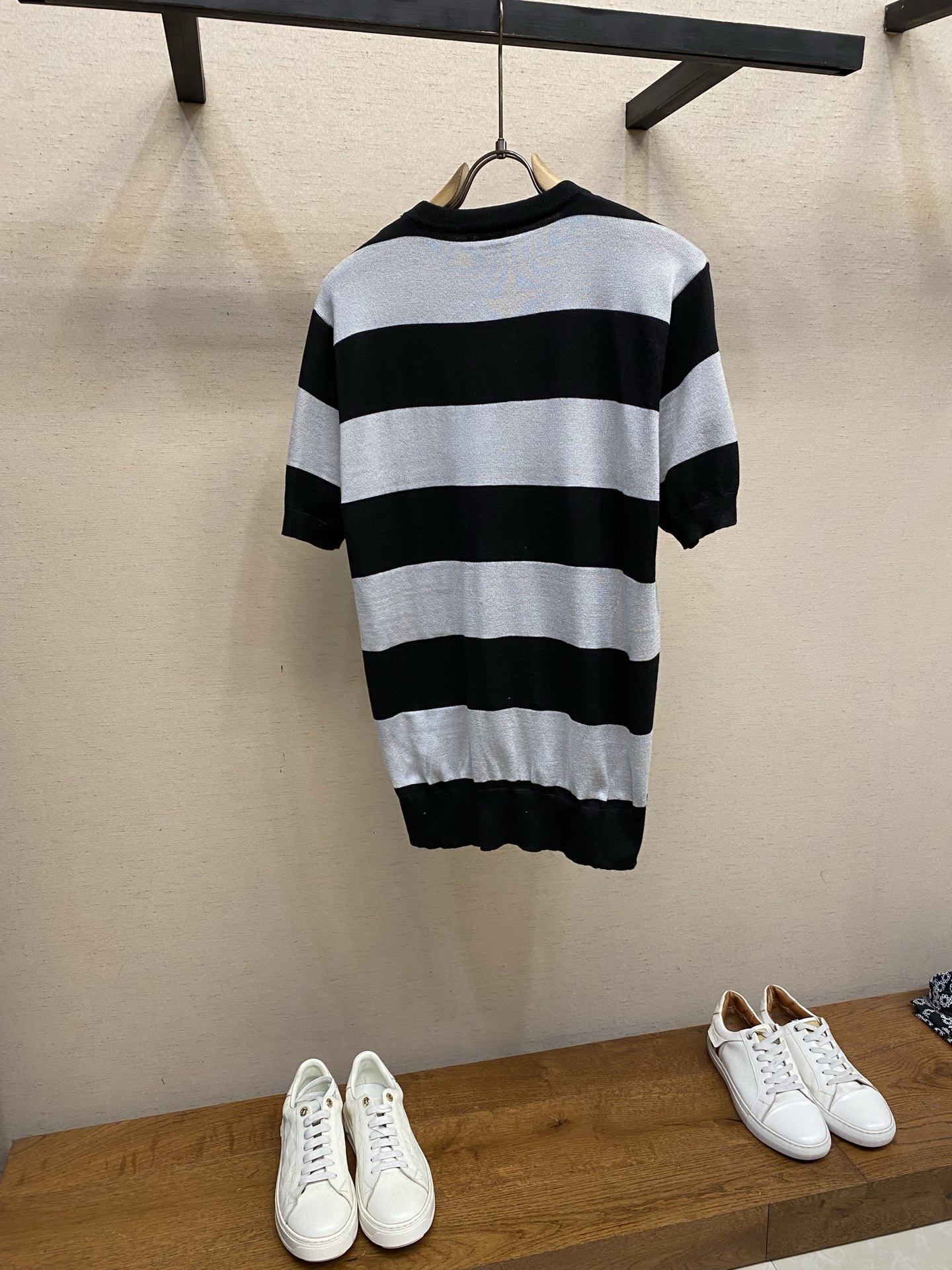 🌟🌟Dior，棉质针织面料条纹图案条针织衫2026 FW 迪奥夏季新款圆领短袖针织衫，采用经典宽条纹撞色