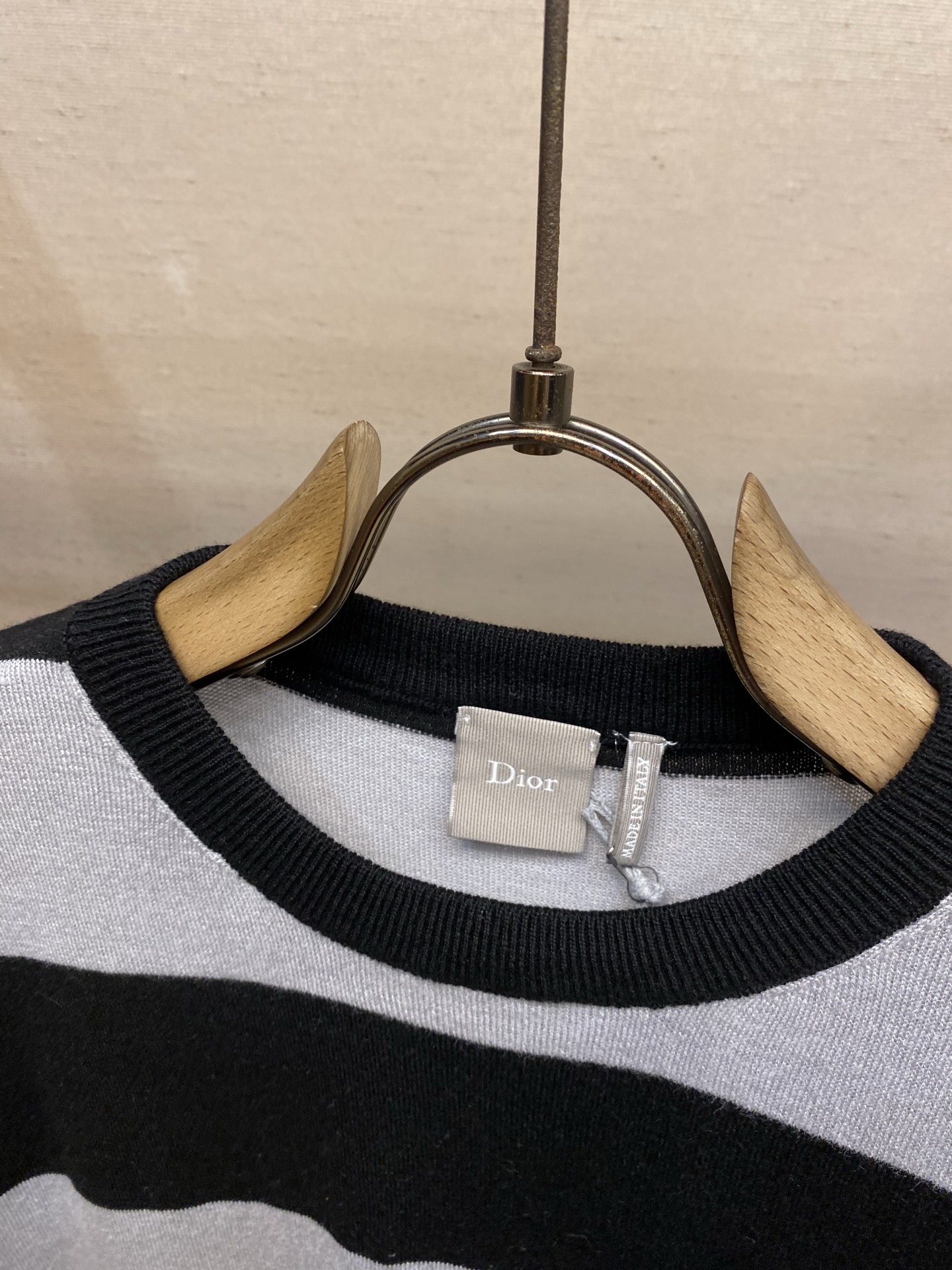 🌟🌟Dior，棉质针织面料条纹图案条针织衫2026 FW 迪奥夏季新款圆领短袖针织衫，采用经典宽条纹撞色