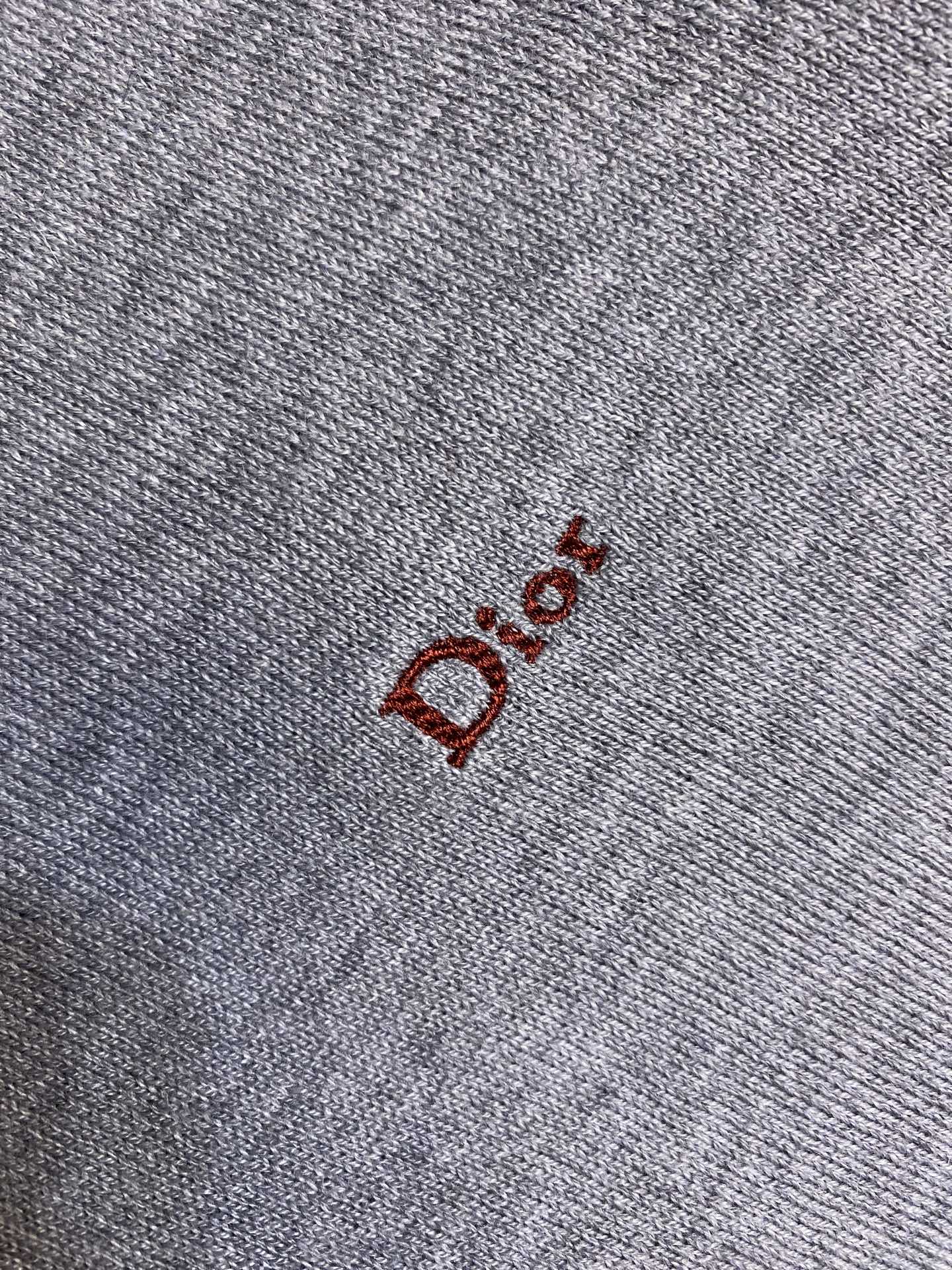 🌟🌟 Dior，灰色Polo衫，简约设计+高品质面料，穿着舒适透气，夏天必备!胸前小刺绣Logo超有辨识