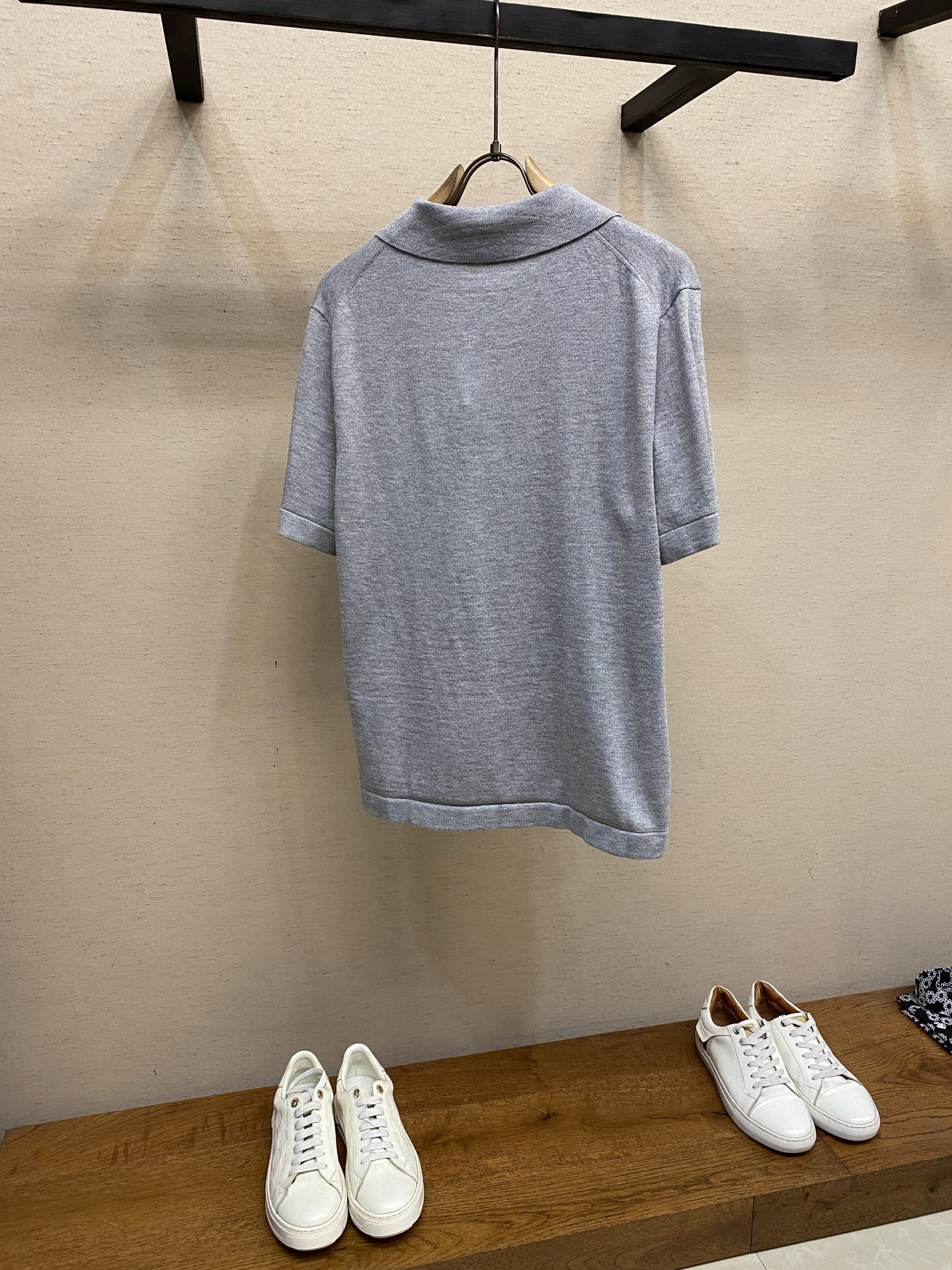 🌟🌟 Dior，灰色Polo衫，简约设计+高品质面料，穿着舒适透气，夏天必备!胸前小刺绣Logo超有辨识