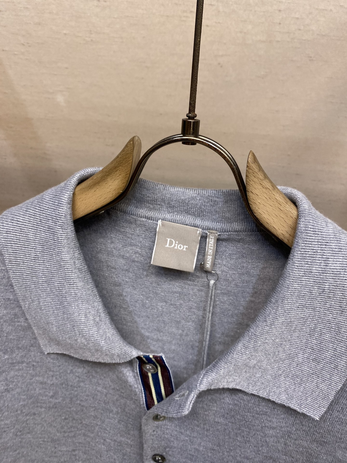 🌟🌟 Dior，灰色Polo衫，简约设计+高品质面料，穿着舒适透气，夏天必备!胸前小刺绣Logo超有辨识