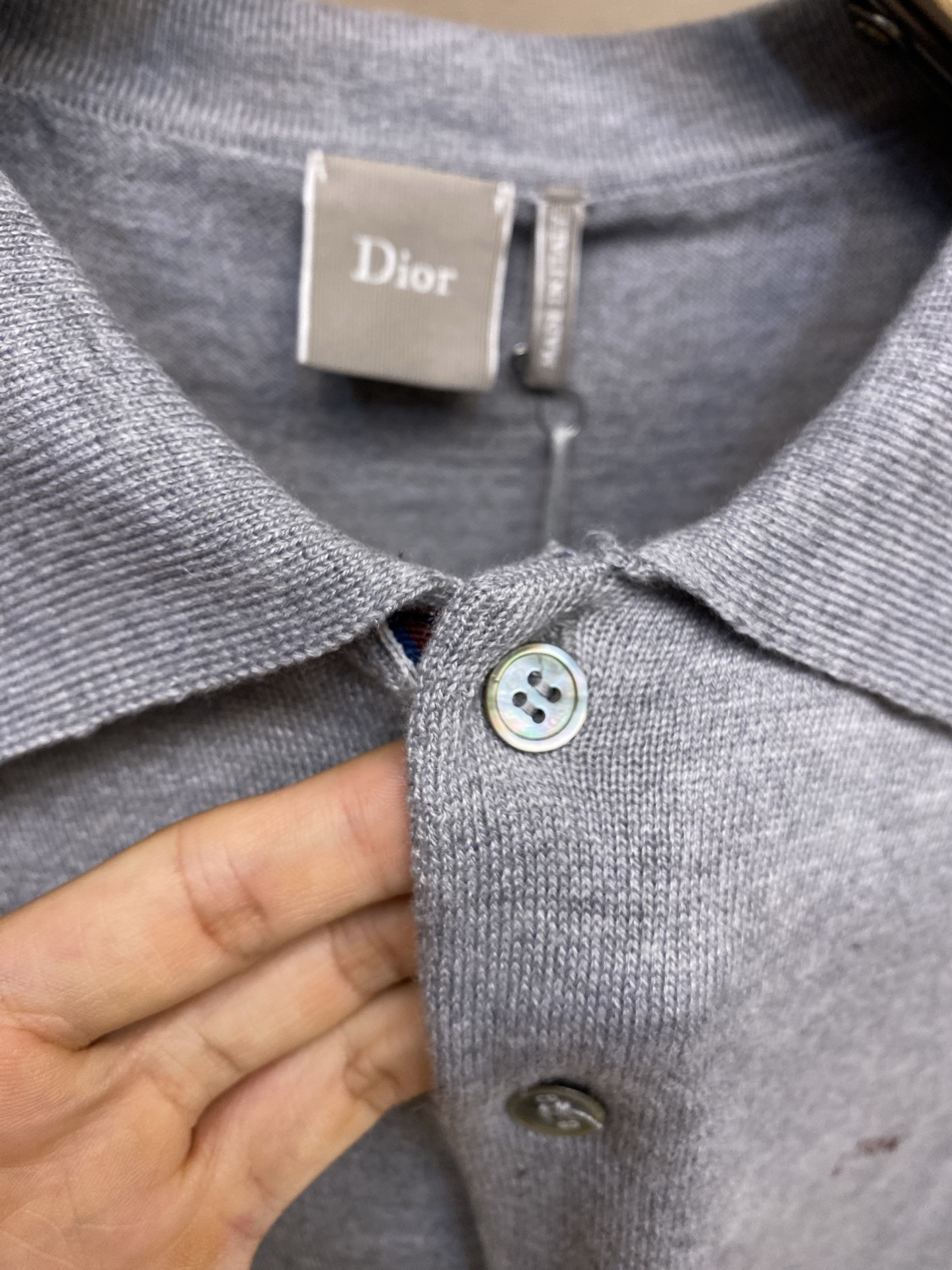 🌟🌟 Dior，灰色Polo衫，简约设计+高品质面料，穿着舒适透气，夏天必备!胸前小刺绣Logo超有辨识