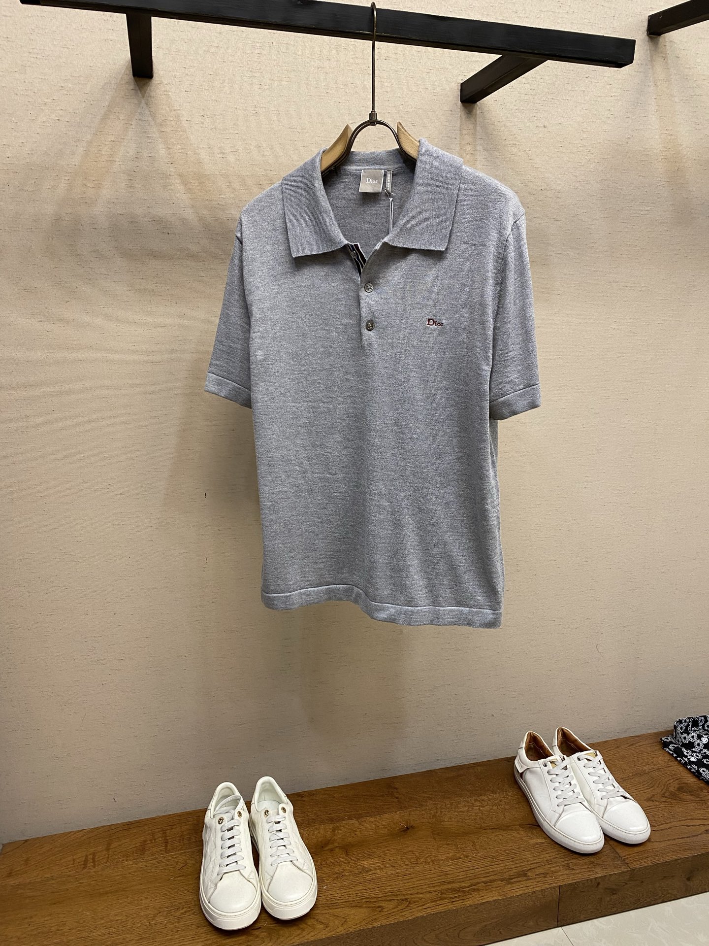 🌟🌟 Dior，灰色Polo衫，简约设计+高品质面料，穿着舒适透气，夏天必备!胸前小刺绣Logo超有辨识