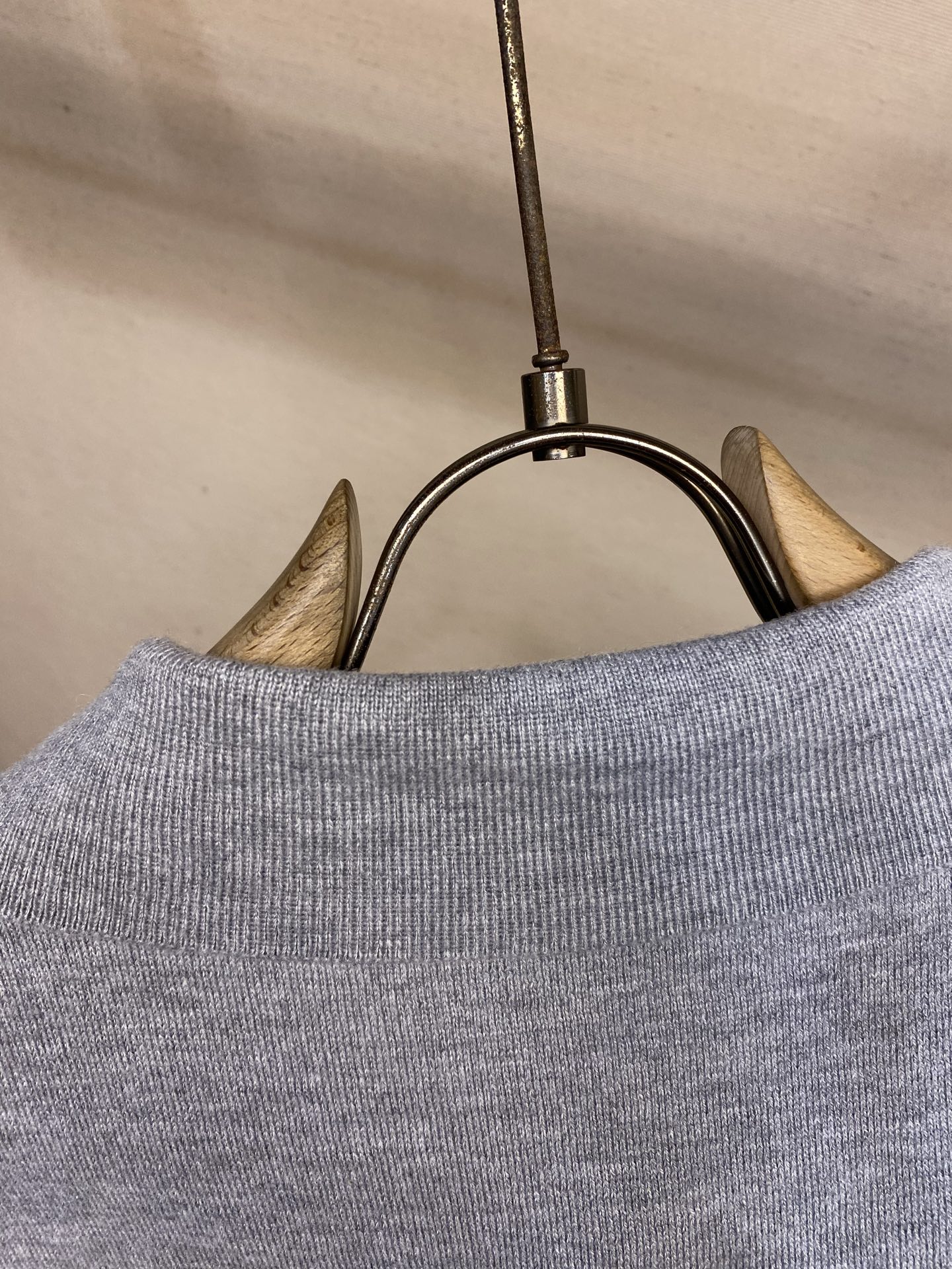 🌟🌟 Dior，灰色Polo衫，简约设计+高品质面料，穿着舒适透气，夏天必备!胸前小刺绣Logo超有辨识