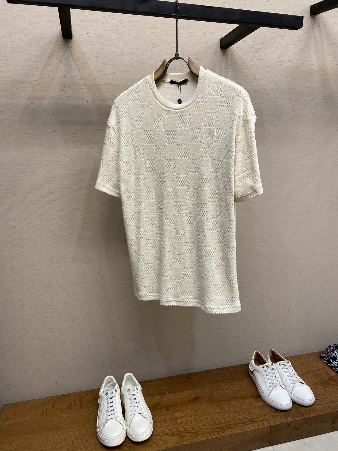 NO:931016,(Top) 1V, cotton terry embroidered short sleeves, genuine purchased for 9450, customized LV checkerboard cotton terry jacquard fabric, imported embroidery, customized fabric, positioning cutting bed, customized 11 trademarks, fitted version!  !  !  !  Size S-XL,,louis vuitton,T-shirt,19860909（上衣）1V,棉质毛圈刺绣短袖 正品9450购入 定制LV棋盘格全棉毛巾提花布 进口刺绣 定制面料 定位裁床 定制11商标 合身版型！！！！ 尺码S-XL,,louis vuitton,T-shirt,,Men's clothing