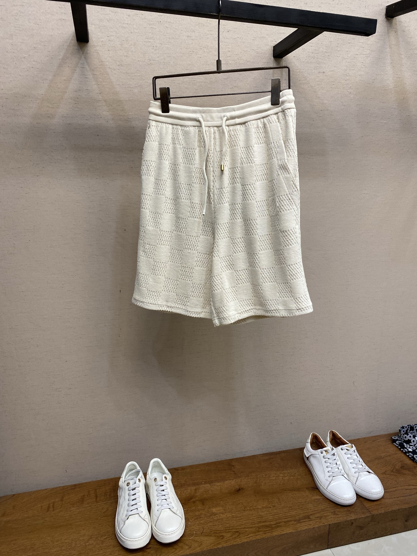 NO:931005,(Shorts) 1V, cotton drawstring terry casual shorts, genuine purchased for 9350, customized LV checkerboard cotton terry jacquard, imported embroidery, customized fabrics, positioning cutting bed, customized 11 drawstrings, customized 11 hanging clocks, customized 11 trademarks, loose version!  !  !  !  Size S-XL,,louis vuitton,shorts,19860909（短裤）1V,棉质抽绳毛圈布休闲短裤 正品9350购入 定制LV棋盘格全棉毛巾提花布 进口刺绣 定制面料 定位裁床 定制11抽绳 定制11吊钟 定制11商标 宽松版型！！！！ 尺码S-XL,,louis vuitton,shorts,,Men's clothing