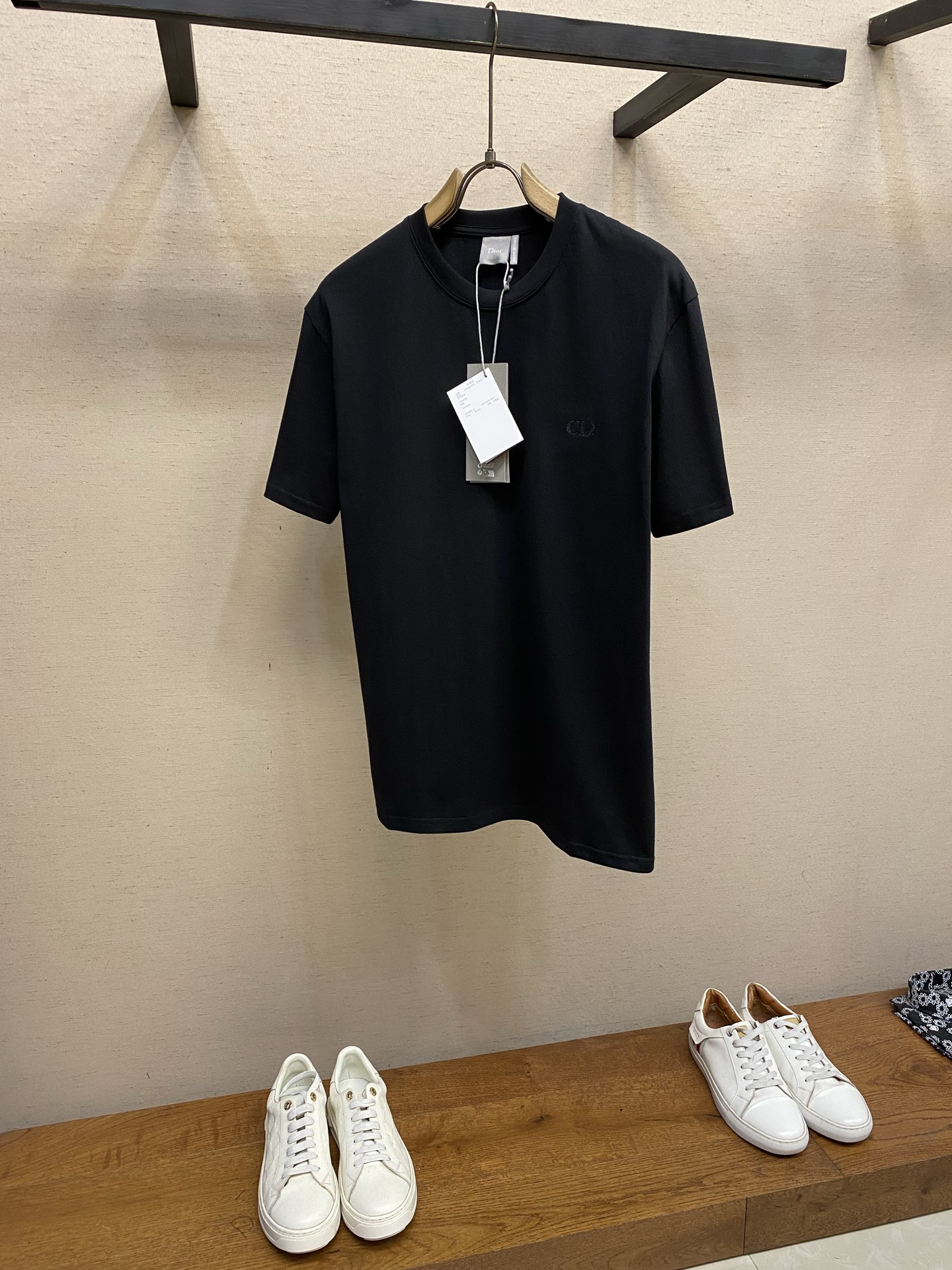 NO:946996,Dior, 2026 spring and summer new short-sleeved T-shirt, 300g cotton fabric, soft and skin-friendly, wide and drapey. The four-thread dense edge is finely made, the CD embroidery is simple and generous, the three logos are complete, the same style for men and women!  !  !  !  !  !  !  (In stock) Sizes S-XL, dior, T-shirt, tees, t-shirt,19860909Dior,,2026春夏新品短袖T恤,全棉300g面料,柔软亲肤,挺阔有垂坠感.四线密边做工精细,CD刺绣简洁大方,三标齐全,男女同款！！！！！！！（现货） 尺码S-XL,,dior,T-shirt,tees，t-shirt,,Men's clothing