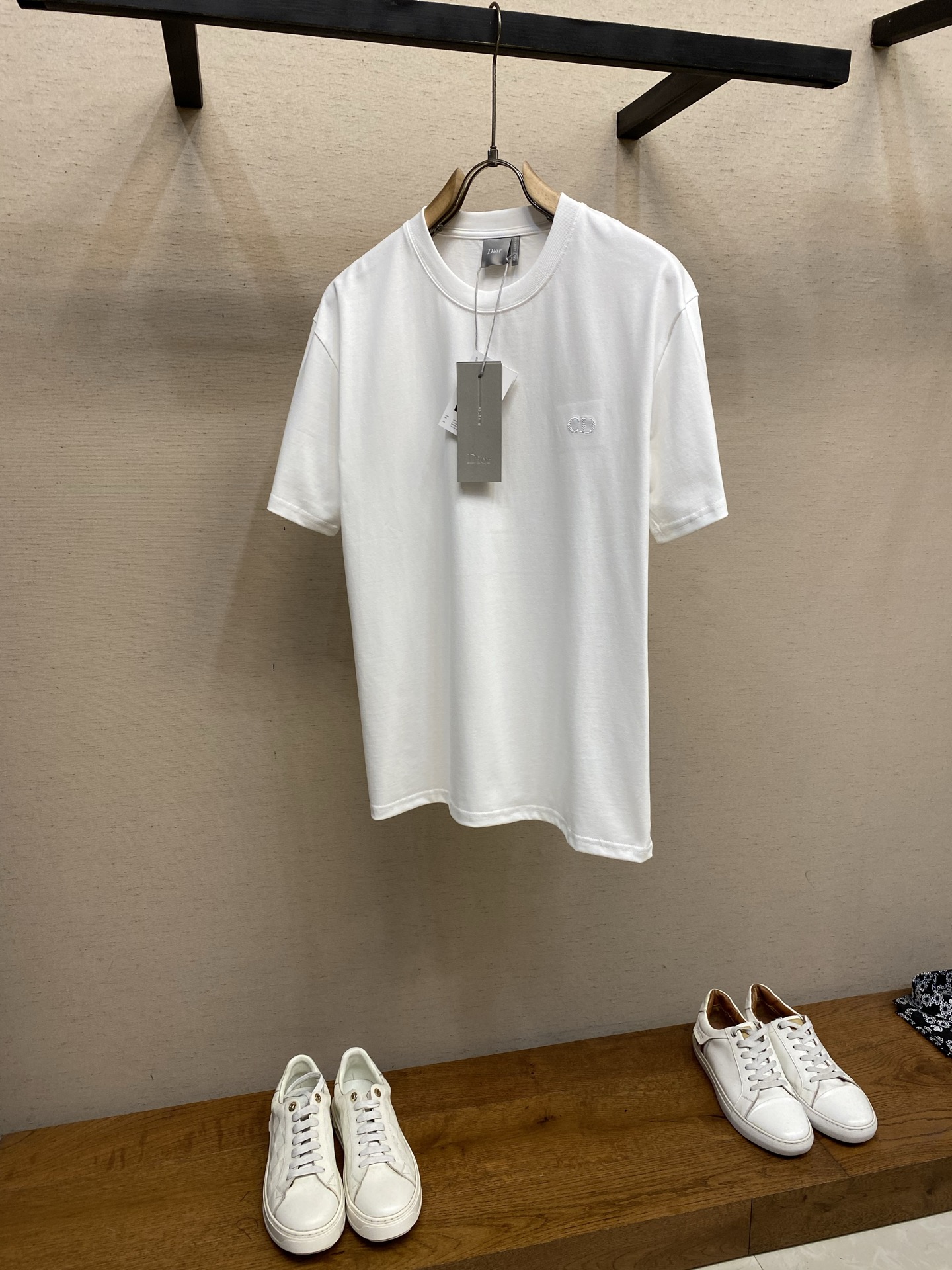 NO:946986,Dior, 2026 spring and summer new short-sleeved T-shirt, 300g cotton fabric, soft and skin-friendly, wide and drapey. The four-thread dense edge is finely made, the CD embroidery is simple and generous, the three logos are complete, the same style for men and women!  !  !  !  !  !  !  !  (In stock) Sizes S-XL, dior, T-shirt, tees, t-shirt,19860909Dior,,2026春夏新品短袖T恤,全棉300g面料,柔软亲肤,挺阔有垂坠感.四线密边做工精细,CD刺绣简洁大方,三标齐全,男女同款！！！！！！！！（现货） 尺码S-XL,,dior,T-shirt,tees，t-shirt,,Men's clothing
