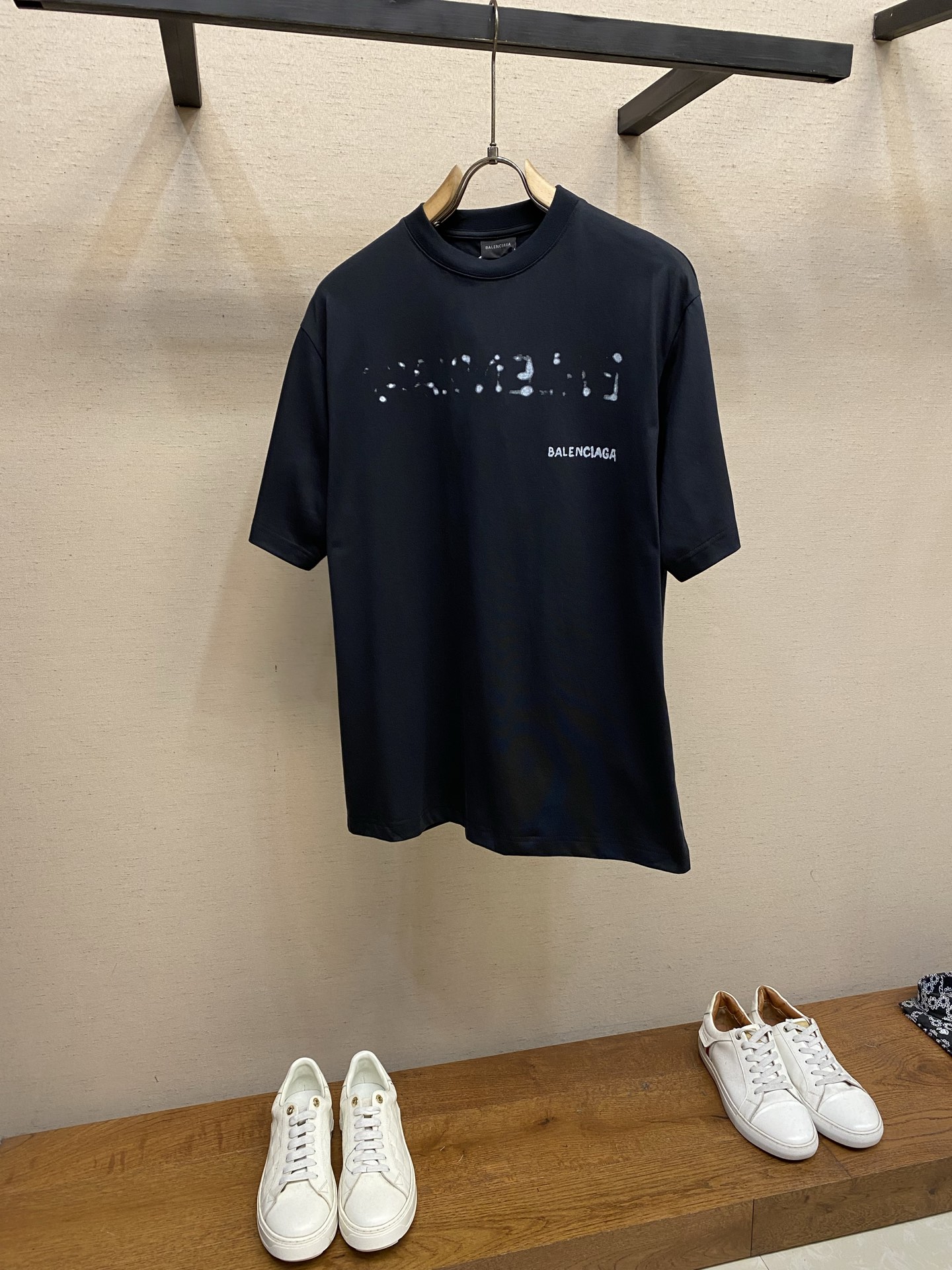 NO:775302,Balenciaga, classic letter printed off-shoulder short-sleeved T-shirt, genuine product purchased and developed by 4033, 26-count double yarn combed Paris cotton 240g, 1*1 stretch rib 300g, glue printing, fabric wash, customized 11 trademarks, loose fit, size S-XL,,balenciaga,T-shirt,tees,t-shirt,19860909Balenciaga,经典字母印花落肩短袖T恤 正品4033购入开发 26支双纱精梳巴黎棉240克 1*1拉架罗纹300克 胶浆印花 面料酵洗 定制11商标 宽松版型 尺码S-XL,,balenciaga,T-shirt,tees，t-shirt,,Men's clothing