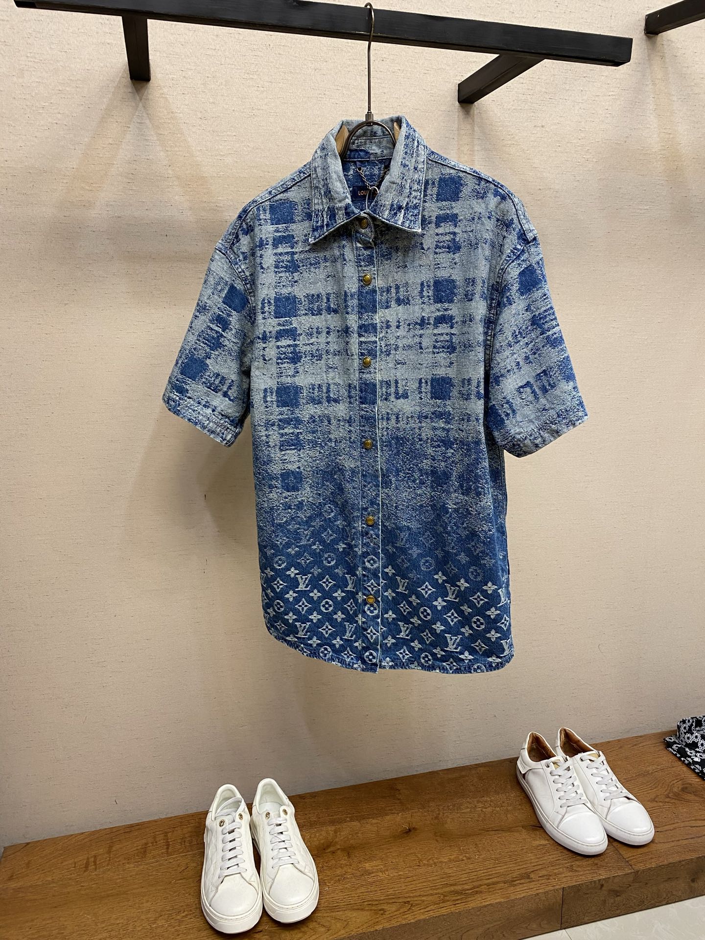 NO:775312,1V, all-over plaid jacquard denim shirt, genuine 15100 purchased and developed, 12-ammonium jacquard twill custom-woven denim fabric, TR lining, fabric jacquard, garment wash and fade, custom 11 I-shaped buckle, custom 11 chain, custom 11 leather tag, custom 11 trademark, loose fit, size S-XL, shirts,198609091V,通体格纹提花牛仔衬衫 正品15100购入开发 12氨提花斜纹定织的丹宁面料 TR里布 面料提花 成衣洗褪 定制11工字扣 定制11链条 定制11皮牌 定制11商标 宽松版型 尺码S-XL,,shirts,,Men's clothing