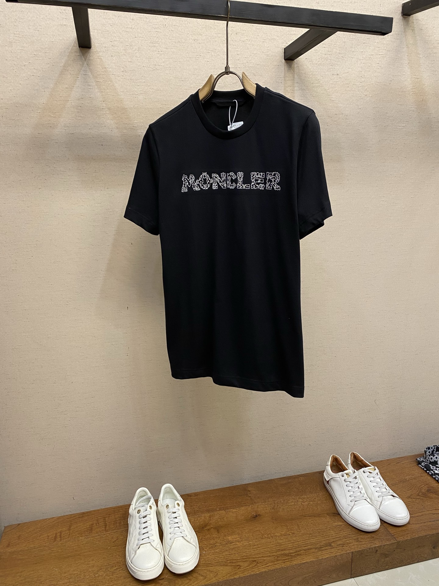 NO:775304,Moncler, space embroidery logo round neck cotton T-shirt. Authentic 3500 purchased and developed. 32-count double yarn combed cotton 235g. 1*1 stretch rib 285g. Imported embroidery. Fabric fermentation. Customized 11 armbands. Customized 11 trademarks. Fitted version. Size S-XL, tees, t-shirt,19860909Moncler,太空刺绣标识圆领棉质T恤 正品3500购入开发 32支双纱精梳棉235克 1*1拉架罗纹285克 进口刺绣 面料酵洗 定制11袖标 定制11商标 合身版型 尺码S-XL,,tees，t-shirt,,Men's clothing