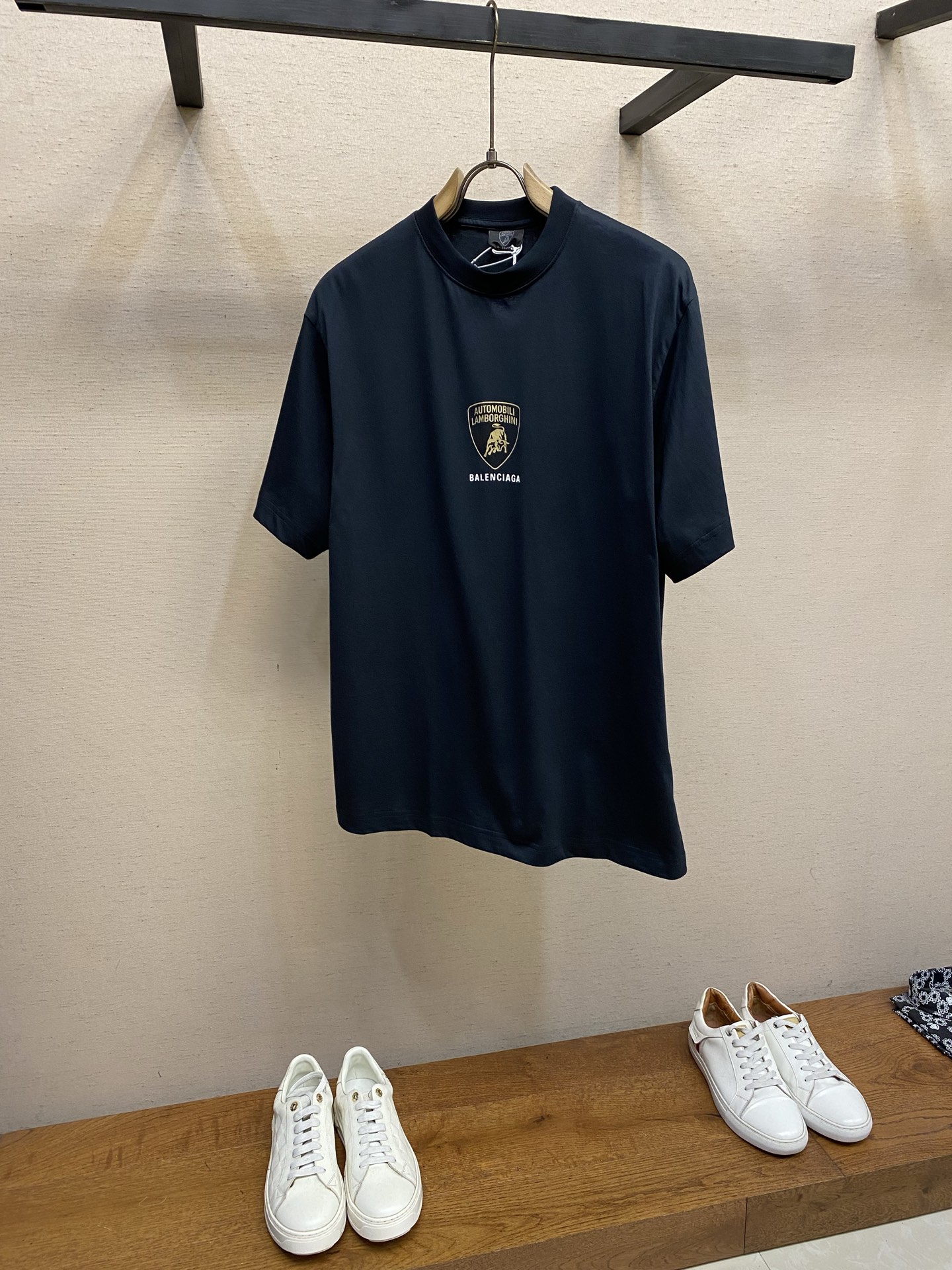 NO:775300,,Balenciaga co-branded car logo printed T-shirt. Authentic 2999 purchased and developed. High count combed cotton jersey fabric 240g. 1*1 rib 280g. Glue printing. Fabric wash. Customized 11 trademarks. Loose fit. Size S-XL,,balenciaga,tees,t-shirt,19860909,Balenciaga 联名款汽车标印花T恤 正品2999购入开发 高支精梳棉平纹针织面料240克 1*1罗纹280克 胶浆印花 面料酵洗 定制11商标 宽松版型 尺码S-XL,,balenciaga,tees，t-shirt,,Men's clothing