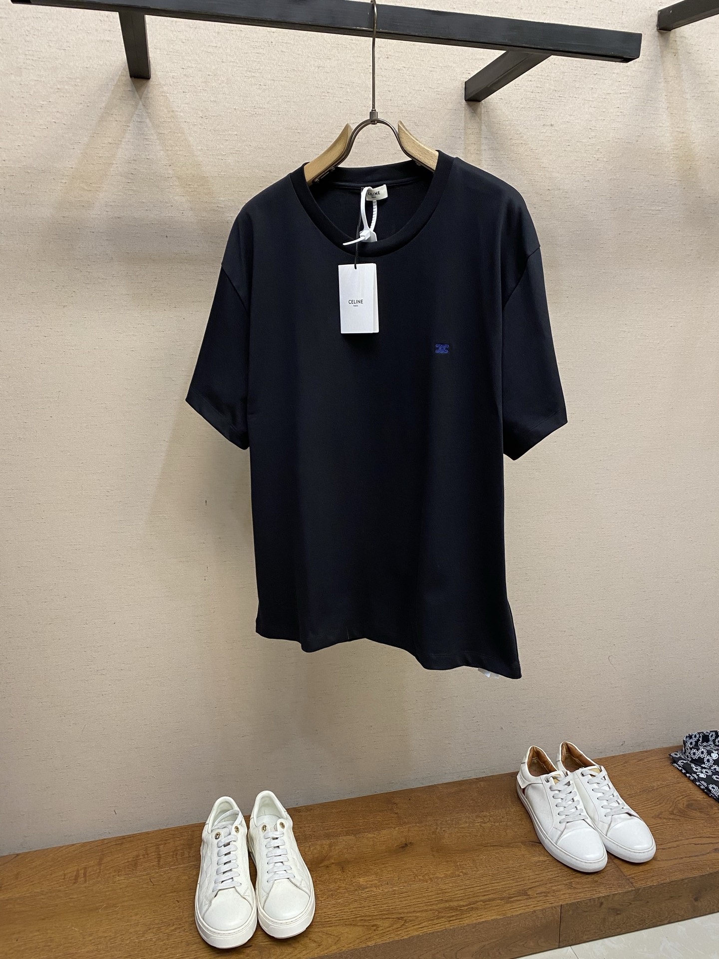 NO:775295,Celine, round neck embroidered cotton knitted loose short-sleeved T-shirt. Authentic 5 purchased. 16 count combed cotton double yarn plain fabric 260g. 1*1 cotton double yarn rib 300g. Imported embroidery. Fabric enzyme washing. Customized 11 trademarks. Loose fit. Size S-XL,,celine,T-shirt,tees,t-shirt,19860909Celine,圆领刺绣棉质针织宽松短袖T恤 正品5购入 16支精梳棉双纱平纹面料260克 1*1全棉双纱罗纹300克 进口刺绣 面料酵洗 定制11商标 宽松版型 尺码S-XL,,celine,T-shirt,tees，t-shirt,,Men's clothing