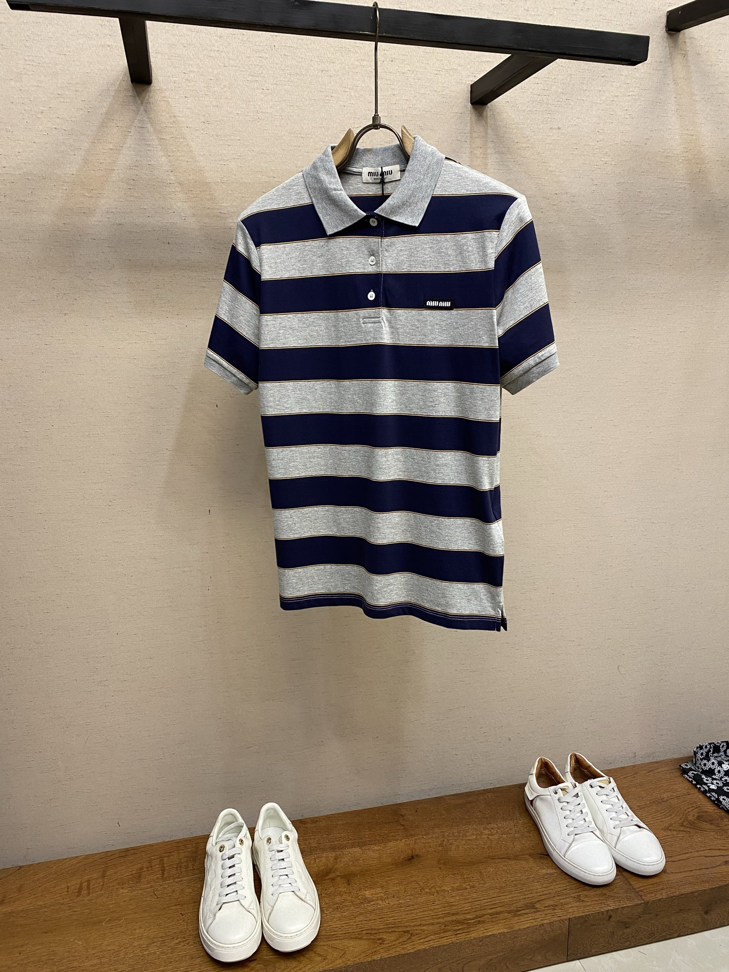 NO:775308,Miu Miu Striped Jersey POLO Shirt Authentic 10000 Purchased and Developed Cotton Striped Knitted Fabric 170g Flat Machine Rib Template Embroidery Positioning Cutting Machine Customized 11 Buttons Customized 11 Trademarks Fitted Version Size S-XL,,miumiu,19860909Miu Miu 条纹平纹针织球衣POLO衫 正品10000购入开发 全棉条纹针织面料170克 扁机罗纹 模版刺绣 定位裁床 定制11纽扣 定制11商标 合身版型 尺码S-XL,,miumiu,,Men's clothing