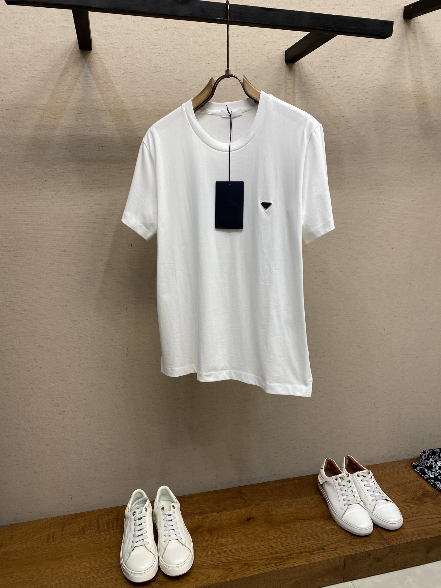 NO:777649,Prada, 2026FW This round neck T-shirt is made of soft cotton fabric with short sleeves. The enameled metal triangle logo adds a signature element to the item. Standard fit. Split hem. Enamel metal triangle logo. It is recommended to dry clean or wrap it inside out in a laundry bag for quick machine wash in cold water!  Size S-XL,,prada,T-shirt,tees,t-shirt,19860909Prada,2026FW 此款圆领T恤采用柔软棉质面料打造短袖.涂珐琅金属三角形徽标为单品增添标志性元素.标准版型.开叉下摆.涂珐琅金属三角形徽标 建议干洗或反面包裹洗衣袋冷水快速机洗！ 尺码S-XL,,prada,T-shirt,tees，t-shirt,,Men's clothing
