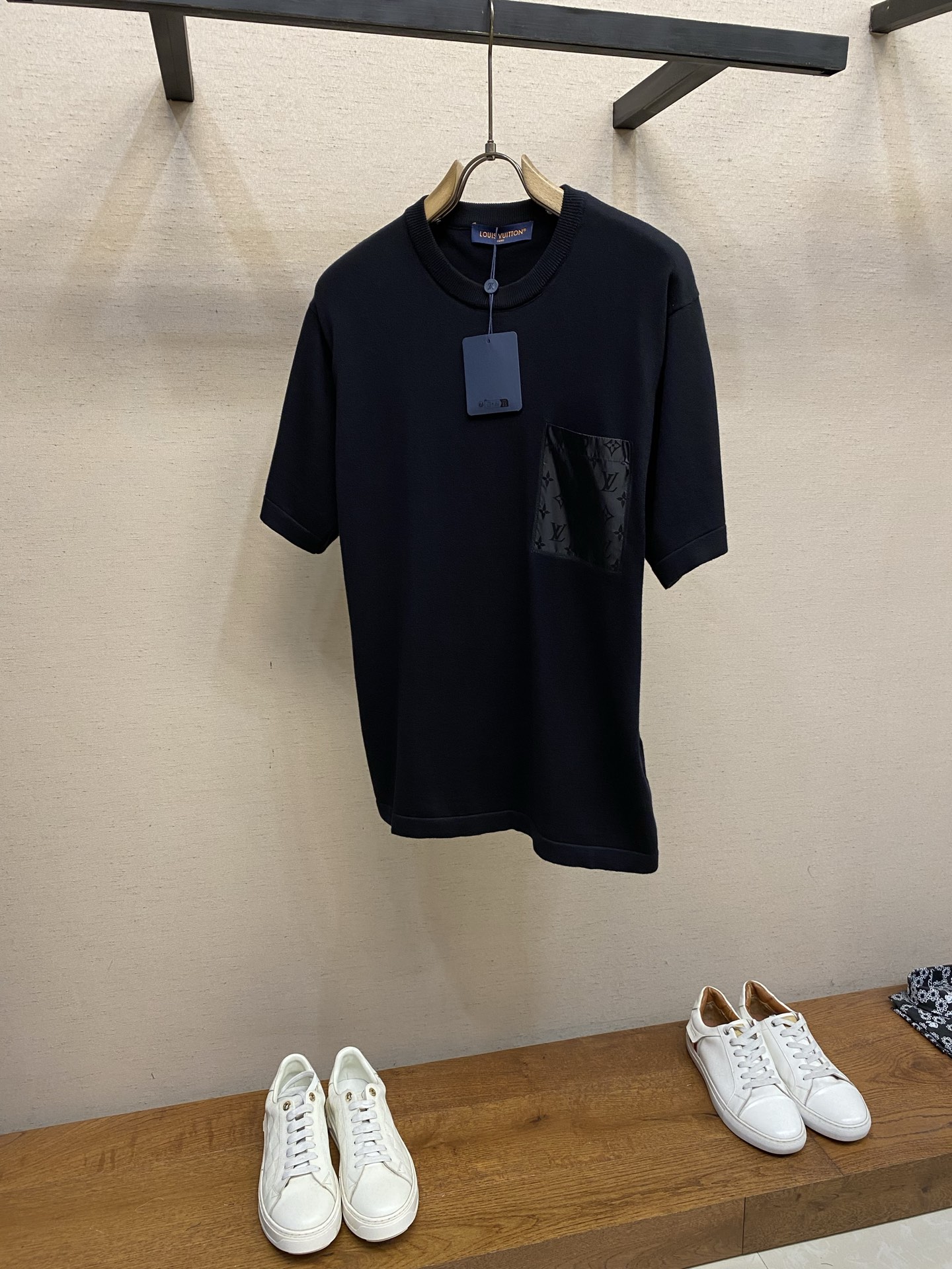 NO:777667,(Top), 1V Louis Vuitton 2026FW Technical Details T-shirt This soft cotton T-shirt is embellished with Yingze Monogram nylon inlays, equipped with chest patch pockets and a half-moon patch at the back of the neck. The seasonal color design is flexible and versatile, which can inject a dynamic atmosphere and refined style into daily wear. Cotton. The chest pocket and back are embellished with full-length logo pattern nylon inlays. Nylon patch pockets on the left chest  Please dry clean or wrap in a laundry bag with cold water on the inside, wash separately and let dry naturally, iron on the inside at medium temperature, do not soak in warm water!  Size S-XL,,louis vuitton,tees,t-shirt,19860909（上衣）, 1V 路易家2026FW 科技细节T恤 本款棉质 T 恤质地柔软点缀莹泽 Monogram 锦纶嵌饰,配以胸前贴袋和颈后的半月形饰片.当季色彩设计灵活百搭,可为日常着装注入动感气息与精致格调. 棉.胸袋和后部点缀全幅标识图案锦纶嵌饰.左胸锦纶贴袋 请干洗或反面冷水包裹洗衣袋单独洗涤自然晾干反面中温熨烫,切勿温热水浸泡！ 尺码S-XL,,louis vuitton,tees，t-shirt,,Men's clothing