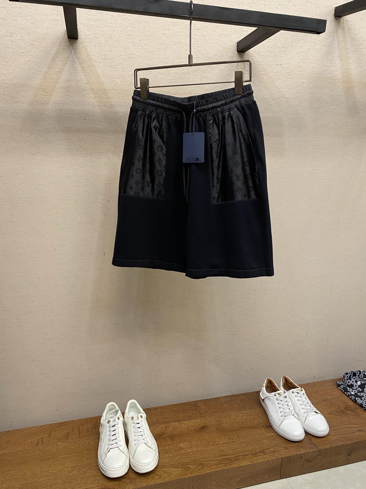 NO:777661,(Shorts), 1V Louis Vuitton 2026FW Technical Details Bermuda Casual Shorts. These drawstring shorts are made of soft cotton knit. The drawstring waist and large patch pockets are decorated with Yingze Monogram nylon inlays. Pair with the same T-shirt and sweatshirt to create a casual summer look; you can also easily mix and match other items to inject a fashionable atmosphere into casual wear. Cotton. The waist and pockets are embellished with all-over logo pattern nylon inlays. Drawstring elastic waist design  Please dry clean or wrap in a laundry bag with cold water on the inside, wash separately and let dry naturally, iron on the inside at medium temperature, do not soak in warm water!  Sizes S-XL,,louis vuitton,shorts,19860909（短裤）, 1V 路易家2026FW 科技细节百慕大休闲短裤本款抽绳短裤取材柔软棉质针织.抽绳腰部和大号贴袋点缀莹泽 Monogram 锦纶嵌饰.搭配同款 T 恤和运动衫,塑就闲适夏日造型；亦可轻松混搭其他单品,为休闲着装注入时髦气息. 棉.腰部和口袋点缀全幅标识图案锦纶嵌饰.抽绳弹力腰部设计 请干洗或反面冷水包裹洗衣袋单独洗涤自然晾干反面中温熨烫,切勿温热水浸泡！ 尺码S-XL,,louis vuitton,shorts,,Men's clothing