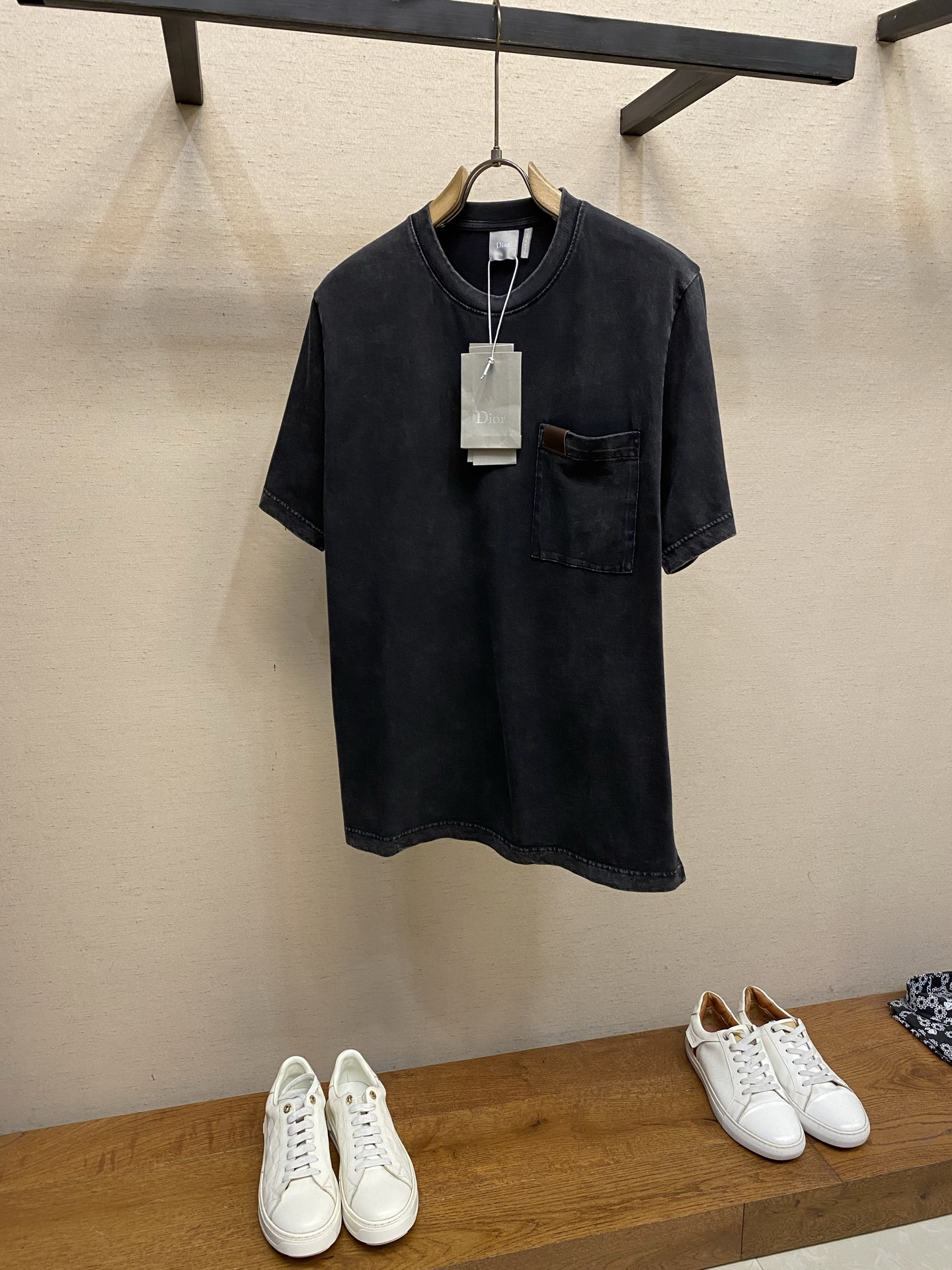 NO:777655,Dior, CD 2026FW Washed and Stir-fried Patch Pocket Leather Half-Sleeve T-Shirt This T-shirt is a new product in the 2026 summer men's collection, presenting a simple style. It is carefully made of cotton jersey fabric in a garment-washed and stir-fried color. The patch pockets are embellished with Dio* leather to enhance the style. It can be paired with jeans to become the finishing touch and create a casual look. Decorated with Dio* leather on the front. Chest patch pocket. Cotton  Washing method Dry clean or wrap inside laundry bag for quick machine wash in cold water!  Size S-XL,,dior,jeans,tees,t-shirt,19860909Dior,CD 2026FW 洗水炒色贴袋皮革半袖T恤这款 T 恤是二零二六夏季男装系列新品,呈现简约风格.采用棉质平纹针织面料成衣洗水炒色精心制作,贴袋点缀以 Dio* 皮革提升格调.可与牛仔裤搭配,成为点睛之作,打造休闲造型.正面饰以 Dio* 皮革.胸前贴袋. 棉 洗涤方式干洗或反面包裹洗衣袋冷水快速机洗！ 尺码S-XL,,dior,jeans,tees，t-shirt,,Men's clothing