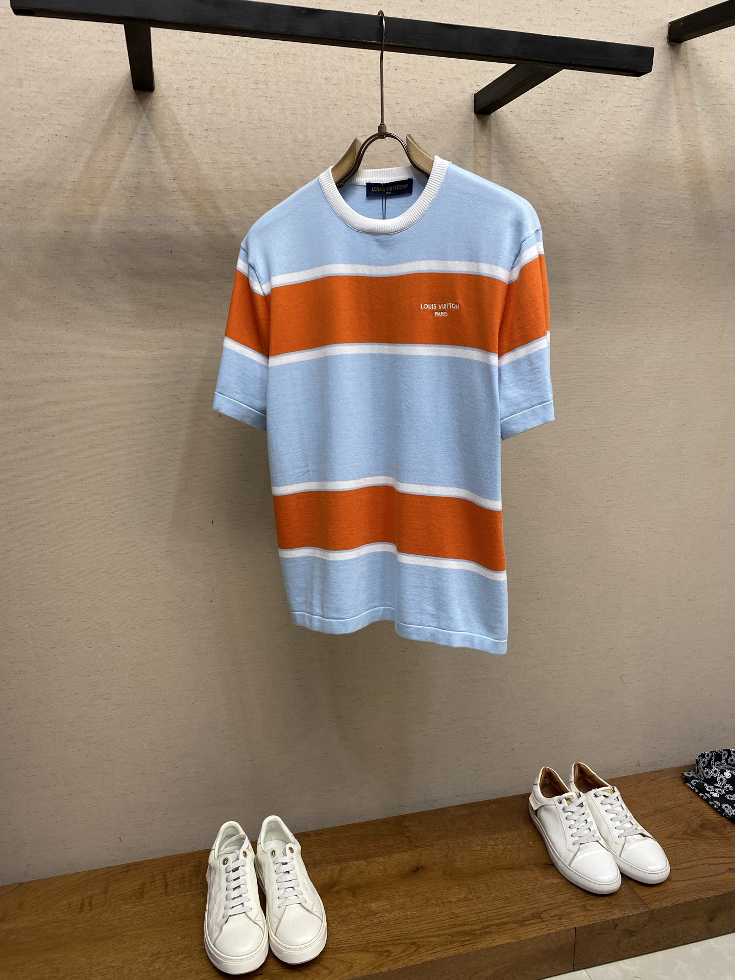 NO:777673,1V, Louis 26ss summer letter embroidered logo color block striped knitted short-sleeved T-shirt, sizes S-XL,,louis vuitton,T-shirt,tees,t-shirt,198609091V,路易 26ss夏季字母刺绣标识拼色条纹针织短袖T恤 尺码S-XL,,louis vuitton,T-shirt,tees，t-shirt,,Men's clothing