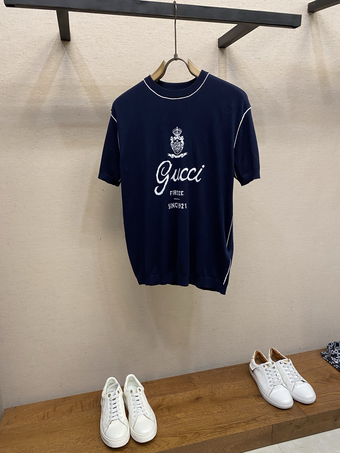 NO:777685,Gucci, jacquard wool knitted crew neck sweater 2026 FW new summer series navy blue logo jacquard knitted short-sleeved T-shirt, navy blue (navy blue) base, with retro style brand logo jacquard, classic retro lines, white jacquard craftsmanship on the chest showing the Gucci double G crown shield logo + handwritten Gucci words, marked FIRENZE SINCE 1921 (Florence, started in 1921) below, restoring the brand's historical heritage.  The hemmed neckline, cuffs, side seams, and hem are all hemmed with white thin lines. The version has a regular slim fit with dropped shoulders, a ribbed round neck + rolled hem short sleeves. The main material is sheep wool, which is delicate and skin-friendly. It has a drapey feel and breathability. It is suitable for layering in spring and summer and single wear in spring and autumn. Sizes S-XL,, gucci, gucci, T-shirt, tees, t-shirt,19860909Gucci,饰提花羊毛针织圆领衫 2026 FW 夏季新款系列藏青色徽标提花针织短袖T恤,藏青色（海军蓝）基底,搭配复古风品牌徽标提花,经典复古线,胸前白色提花工艺呈现古驰双G皇冠盾形徽标+手写体Gucci字样,下方标注FIRENZE SINCE 1921（佛罗伦萨,始于1921）,还原品牌历史底蕴. 包边领口、袖口、侧缝、下摆均采用白色细线条包边,版型常规修身落肩剪裁,罗纹圆领+卷边短袖, 主料绵羊毛,细腻亲肤,兼具垂坠感与透气性,适合春夏叠穿、春秋单穿. 尺码S-XL,,gucci,gucci,T-shirt,tees，t-shirt,,Men's clothing