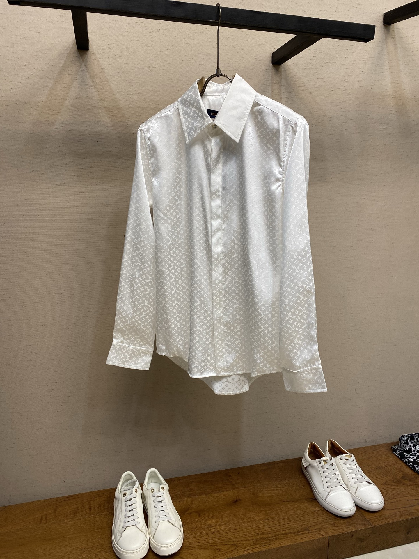 NO:777696,1V, monogram25ss mulberry silk shirt. The fabric is custom-woven with mulberry silk yarn and customized jacquard logo. The whole dress is cut in position. YB mold is made to customize hardware buckles. Accessories. The whole fabric is full of logo jacquard drape. All the major Internet celebrities and celebrities have worn it. Same style for men and women. Sizes S, M, L,,198609091V,monogram25ss 桑蚕丝衬衣 面料订织桑蚕丝纱线订制提花logo 整件衣服对位裁剪 YB开模订做五金扣 辅料 整体面料满logo提花垂感拉满 各大网红 明星均已上身 男女同款 尺码S,M,L,,,Men's clothing