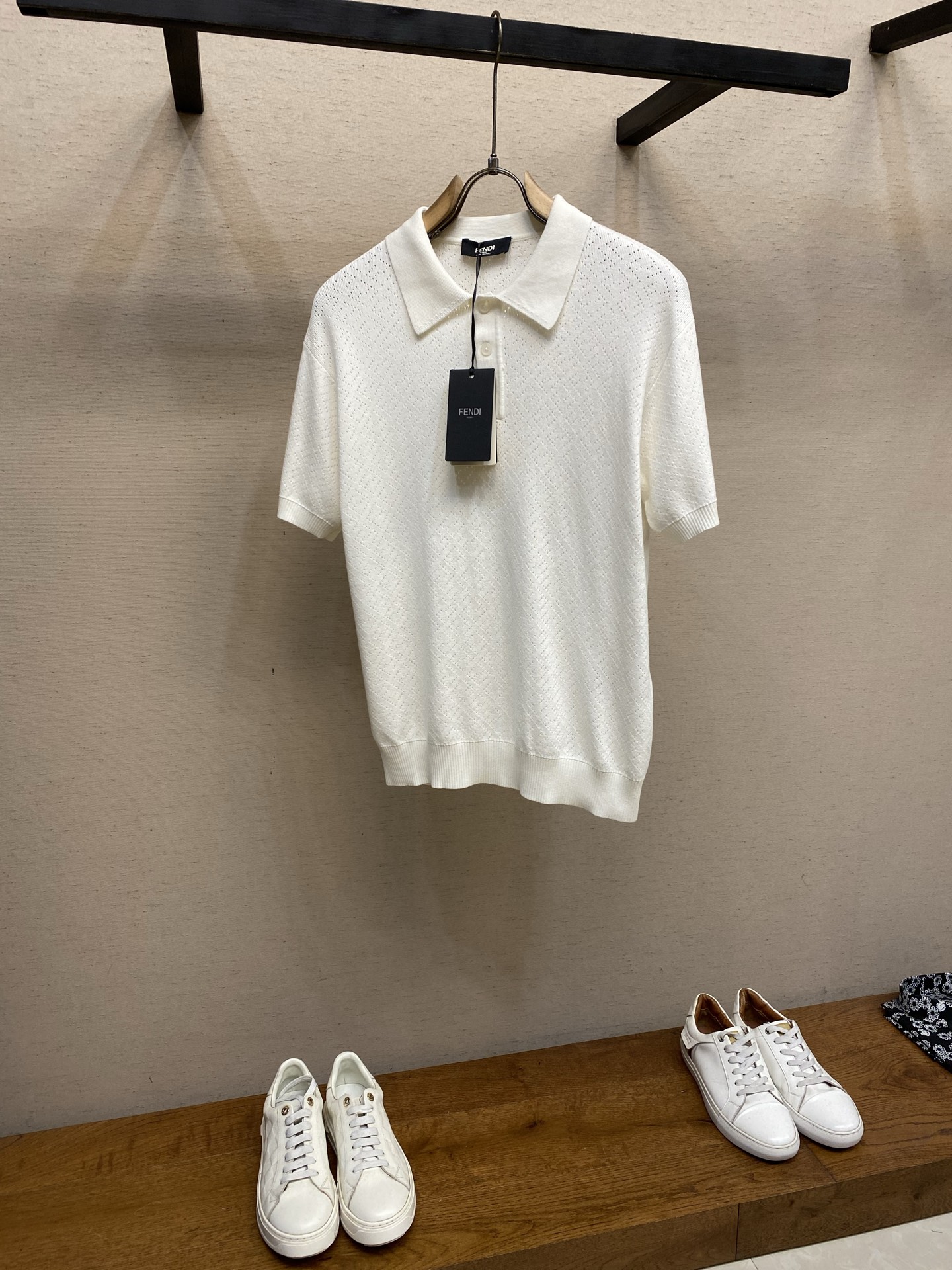 NO:777702,Fendi, knitted POLO shirts are made of combed cotton, soft and breathable, super comfortable to wear in summer! Three-dimensional geometric hollow texture design is full of details, low-key and textured. Classic lapel + three buttons, casual and elegant, slightly loose version is not flattering on the body shape, it is OK to wear alone or layered ~ can be easily controlled for commuting, citywalk, ivory white is refreshing and versatile, looks good with any combination! Size S-XL,,fendi,19860909Fendi,针织POLO衫采用精梳棉,柔软透气,夏天穿超舒服!立体几何镂空肌理设计 细节满满,低调又有质感.经典翻领+三粒扣,休闲优雅兼具,微宽松版型不挑身材,单穿或叠搭都很OK~通勤,citywalk都能轻松驾驭,象牙白清爽百搭,怎么搭都好看! 尺码S-XL,,fendi,,Men's clothing