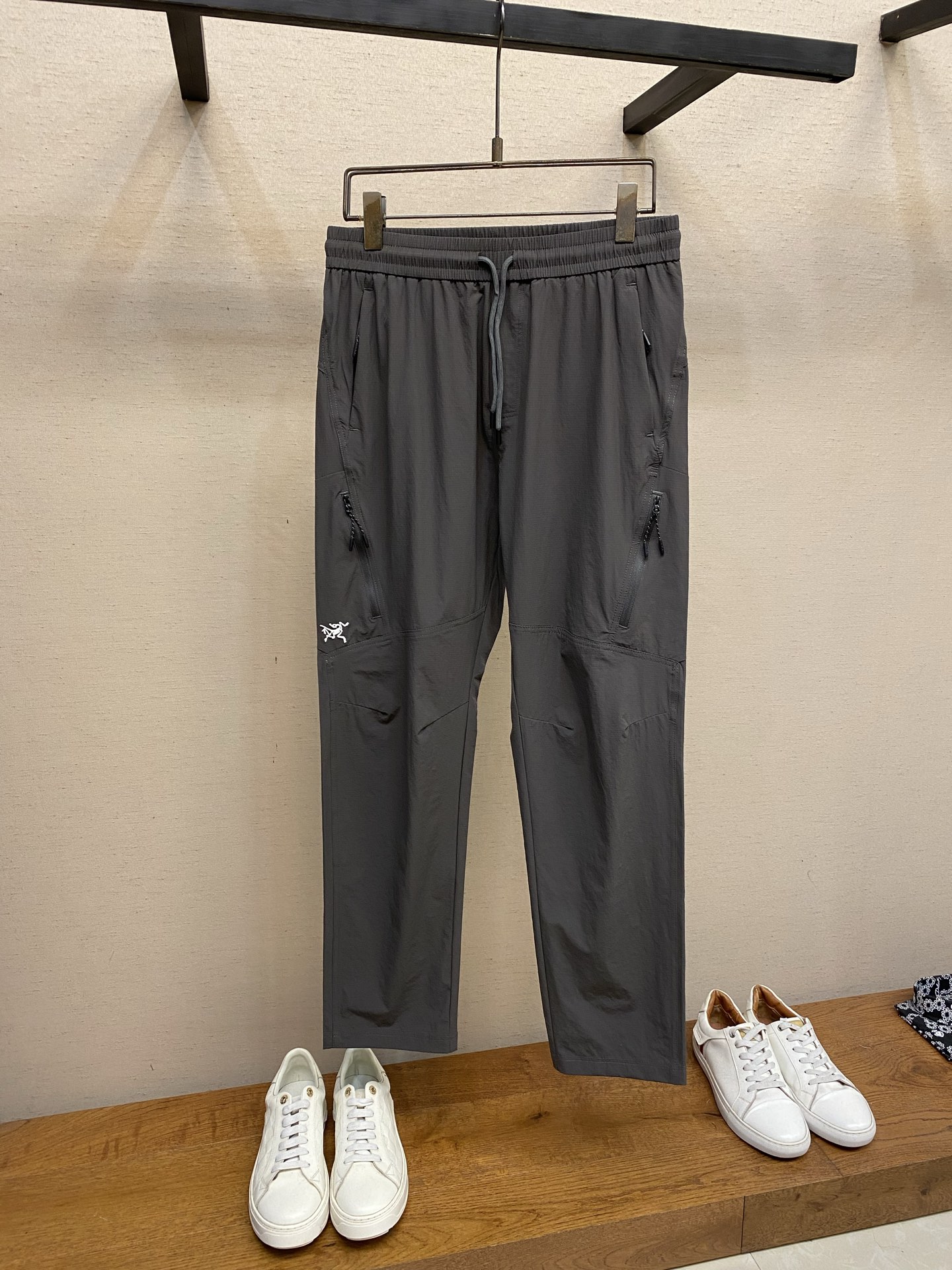 NO:777690,Arctery, men's casual pants, the latest upper body style is invincible!  You can definitely close your eyes and close your eyes. This type of pants is very versatile and has an elastic waist. It can be worn in daily work and outdoor sports. It is the perfect combination of fashion, leisure and outdoor sports, so it is your best choice whether you wear it daily or outdoors. Extreme comfort and quick perspiration are the most popular focus, improving the wearing comfort. It is suitable for aerobic exercise and cross-country running. This type of running casual pants has an extremely wide range of applications, allowing you to naturally maintain your love for sports in the summer, and can also be worn in leisure life.  Size L-4xl,,19860909Arctery,男士休闲裤 最新款上身版型无敌正！ 绝对可以闭眼收的一款 此款裤子非常百搭,弹力腰围,日常上班 户外运动都可以穿着,是时尚休闲与户外运动的完美结合,所以无论您平时穿或者户外穿都是您的最佳选择. 极致舒适和快速排汗是备受青睐的重点,提升穿着舒适度,适合有氧运动和越野跑条件下穿着,此款是一件适用范围极其广泛的跑步休闲裤,让你在夏天自然可以保持对运动热爱,也可以在休闲生活中穿着 尺码L-4xl,,,Men's clothing