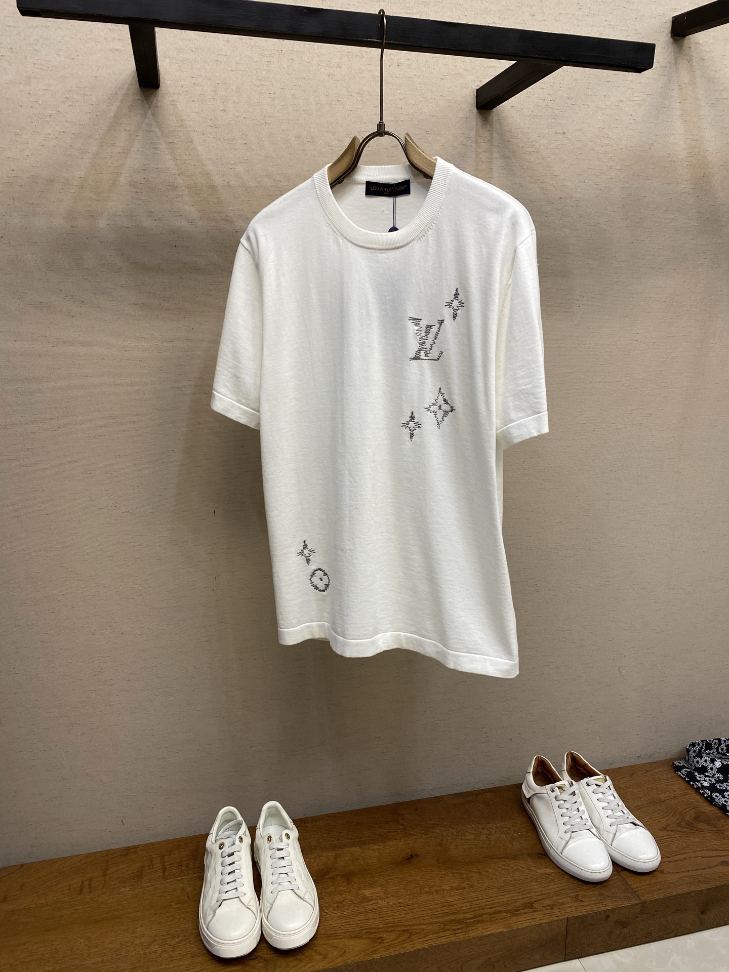 NO:930949,1V, knitted short-sleeves with color block embroidery of letters and flowers, classic white round neck design, soft and comfortable cotton fabric, and a loose fit that is super casual. The body is embellished with LV letters and Monogram flower embroidery. The details are exquisite and highly recognizable. It can be easily worn in daily wear or light luxury occasions. It goes well with jeans and casual pants. It is comfortable and brand-conscious. It is a must-have item for spring and summer!  !  !  !  Size S-XL,,louis vuitton,jeans,T-shirt,198609091V,字母花卉拼色刺绣针织短袖,经典白色圆领设计,棉质面料柔软舒适,宽松版型超显随性.衣身点缀LV字母和Monogram花卉刺绣,细节精致,辨识度满分日常穿搭或轻奢场合都能轻松驾驭,搭配牛仔裤,休闲裤都很OK,舒适又有品牌感,是春夏百搭必备单品!！！！！ 尺码S-XL,,louis vuitton,jeans,T-shirt,,Men's clothing