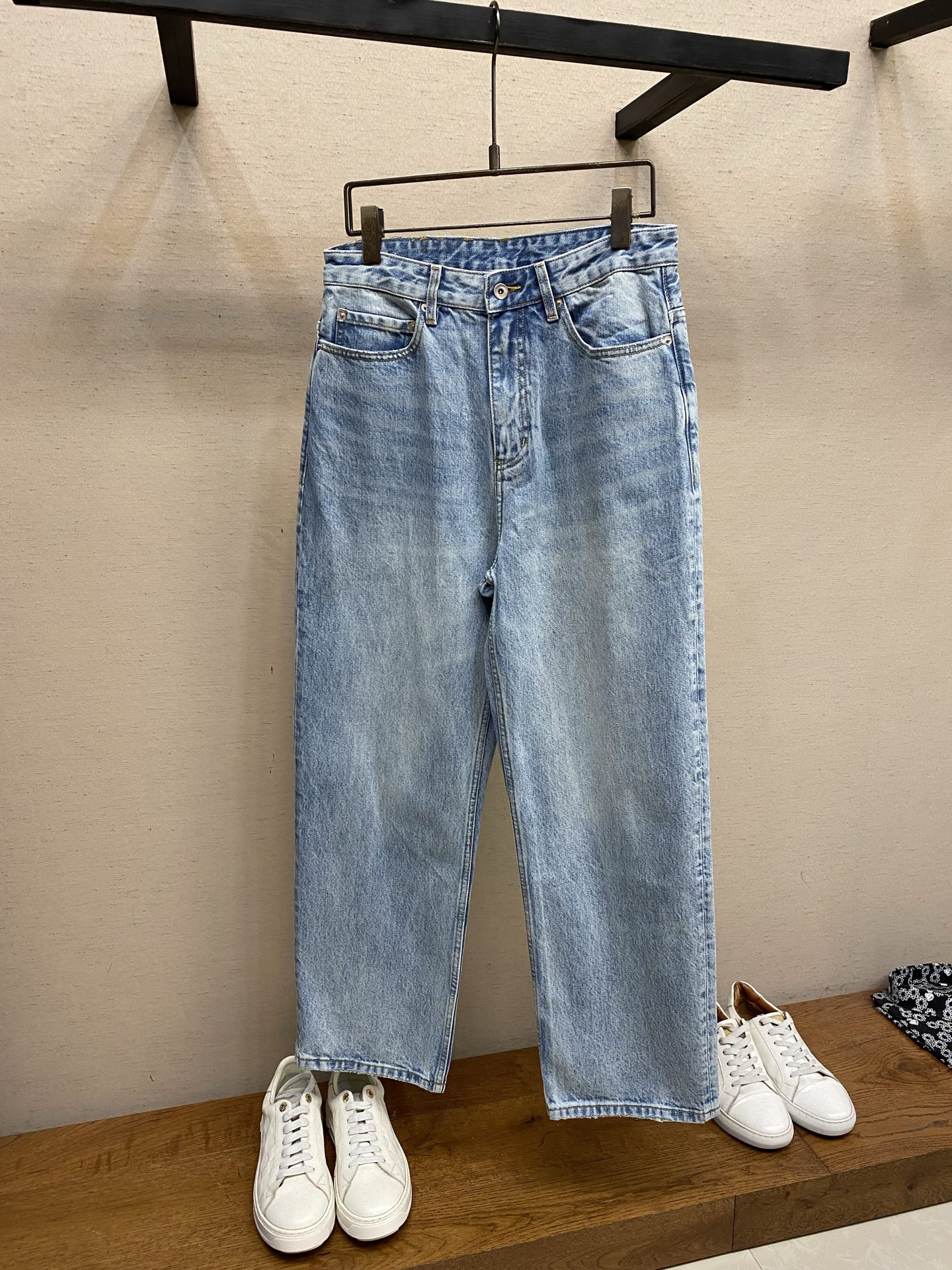 NO:912489,BV, 26 series Bv ice blue washed jeans, the color of ice blue summer. The ice blue has been washed for many times and the toughness of the tannins has faded. The low saturated ice blue brings a relaxed and high-end feel to the body in summer!  !  !  !  !  Size S-2XL S waist 76 pants length 102 sit 103 M waist 80 pants length 104 sit 107 L waist 84 pants length 106 sit 111 XL waist 88 pants length 108 sit 115 2XL waist 92 pants length 110 sit 11919860909BV,26系列 Bv冰蓝洗水牛仔裤 冰蓝色夏天的颜色 经过多次酵洗的冰蓝色 褪去了丹宁的硬朗 低饱和冰蓝把夏天穿在身上 穿出松弛的高级感 ！！！！！ 尺码S-2XL S腰围76 裤长102 坐围103 M腰围80 裤长104 坐围107 L腰围84 裤长106 坐围111 XL腰围88 裤长108 坐围115 2XL腰围92 裤长110 坐围119,,bottega veneta,jeans,,Men's clothing