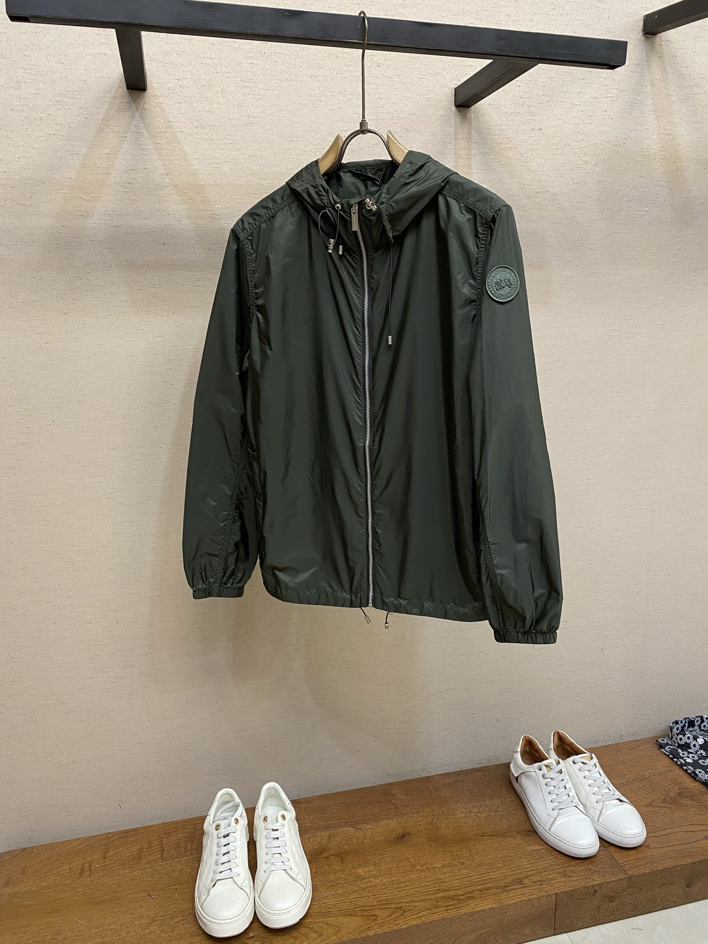 🌟🌟Canda 鹅连帽防风夹克 面料选择：甄选高密度平纹尼龙面料，布面经过特殊整理，触感如丝绸般顺滑，自