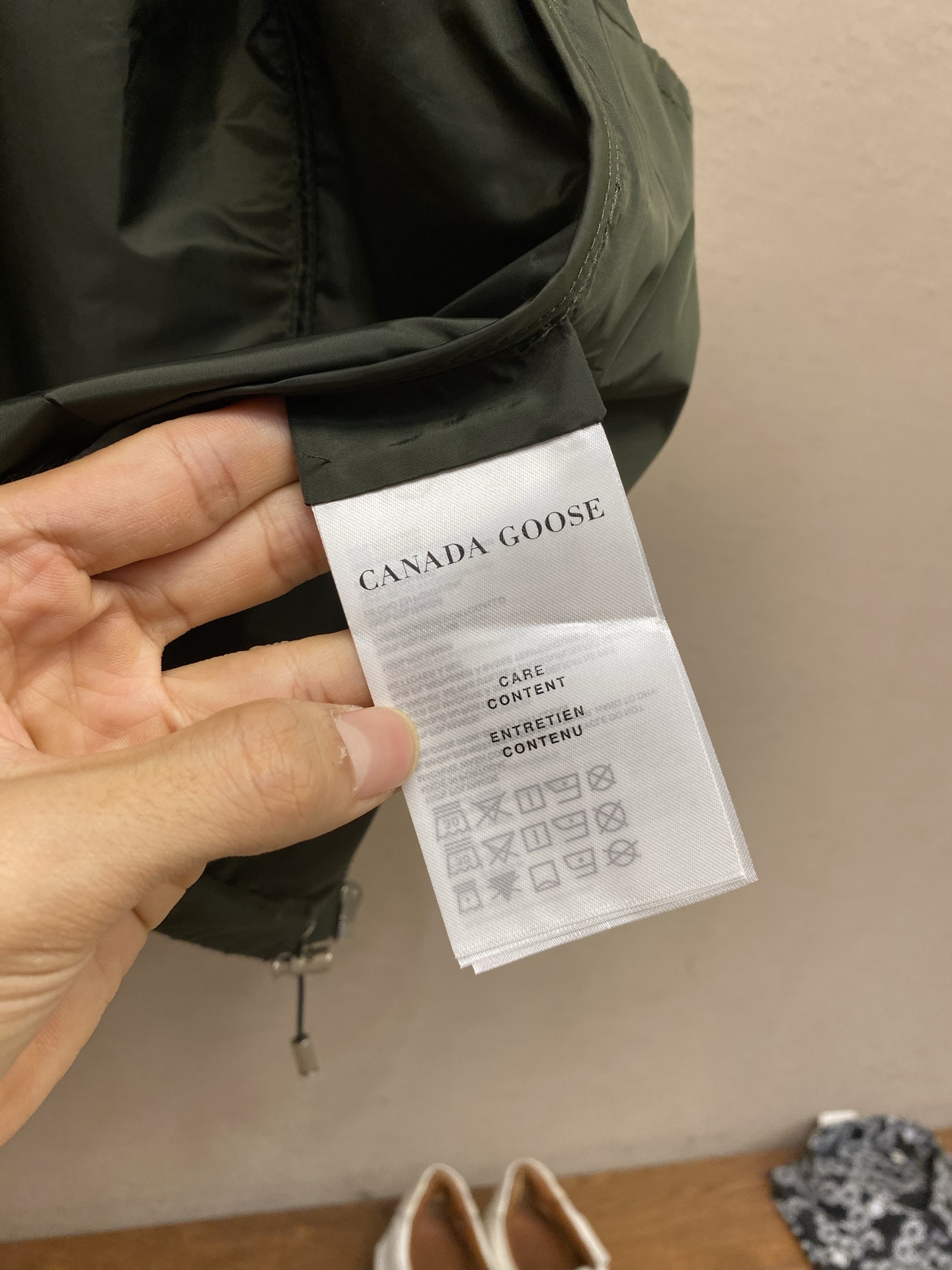 🌟🌟Canda 鹅连帽防风夹克 面料选择：甄选高密度平纹尼龙面料，布面经过特殊整理，触感如丝绸般顺滑，自