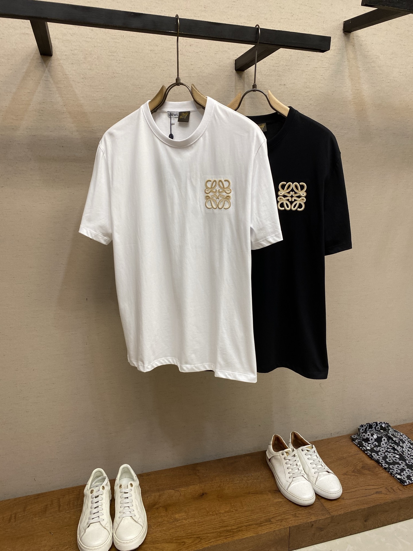 🌟🌟Loewe，双藤刺绣圆领短袖发售色系：黑色🌾、白色⚠️原¥4850购买；纯棉质针织面料🌾、饰有双色A