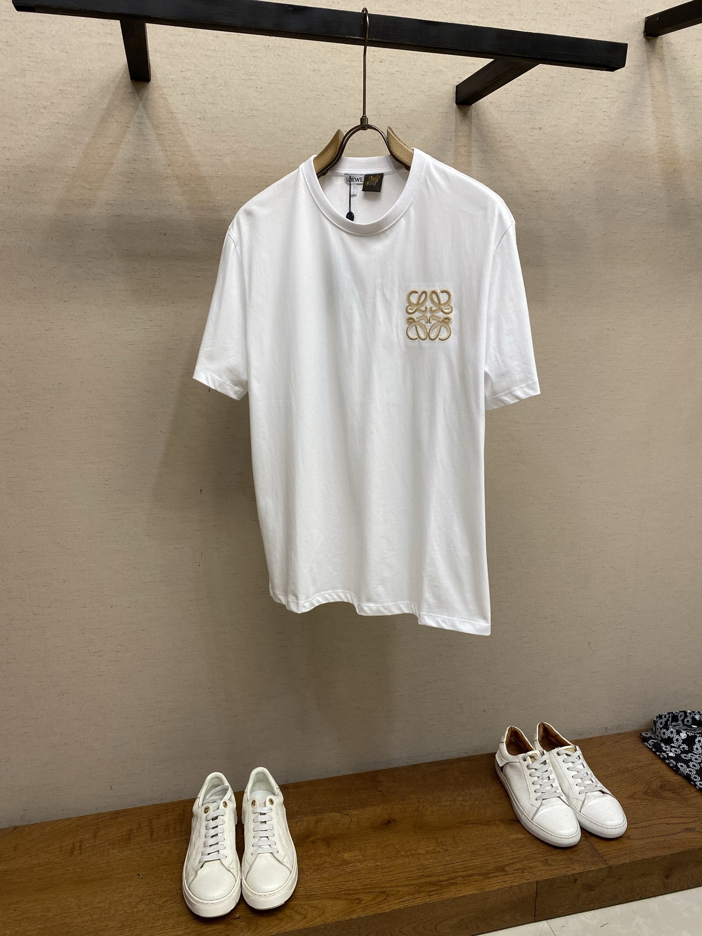 🌟🌟Loewe，双藤刺绣圆领短袖发售色系：黑色🌾、白色⚠️原¥4850购买；纯棉质针织面料🌾、饰有双色A