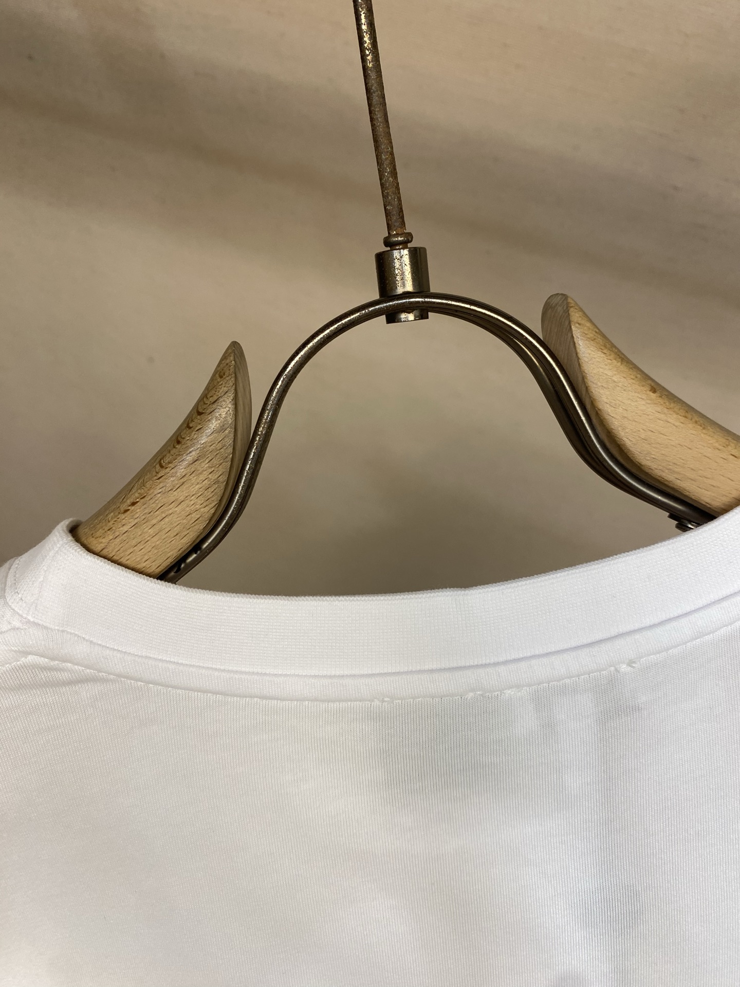 🌟🌟Loewe，双藤刺绣圆领短袖发售色系：黑色🌾、白色⚠️原¥4850购买；纯棉质针织面料🌾、饰有双色A