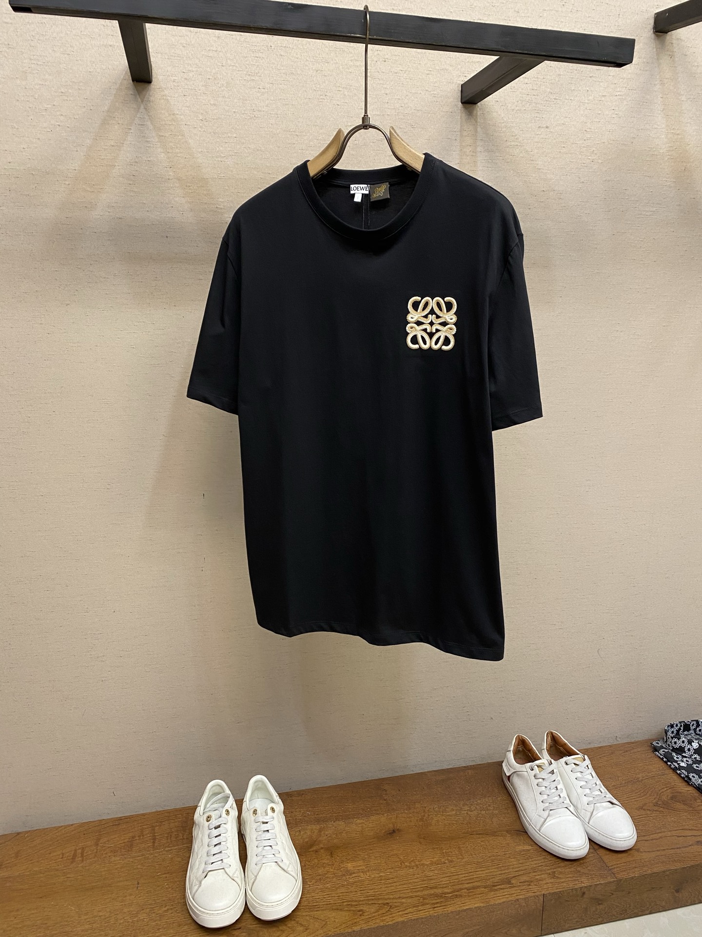 🌟🌟Loewe，双藤刺绣圆领短袖发售色系：黑色🌾、白色⚠️原¥4850购买；纯棉质针织面料🌾、饰有双色A