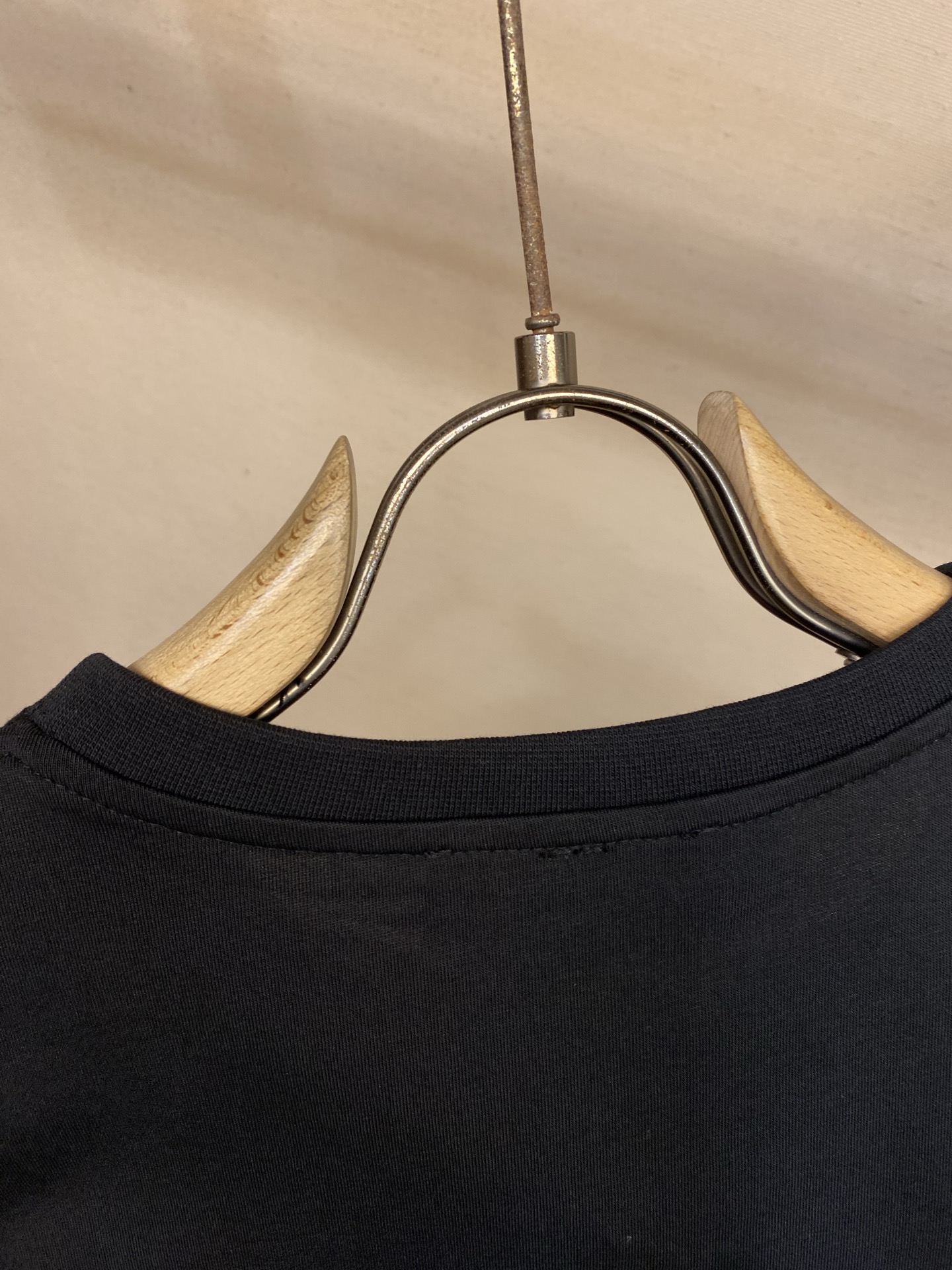 🌟🌟Loewe，双藤刺绣圆领短袖发售色系：黑色🌾、白色⚠️原¥4850购买；纯棉质针织面料🌾、饰有双色A