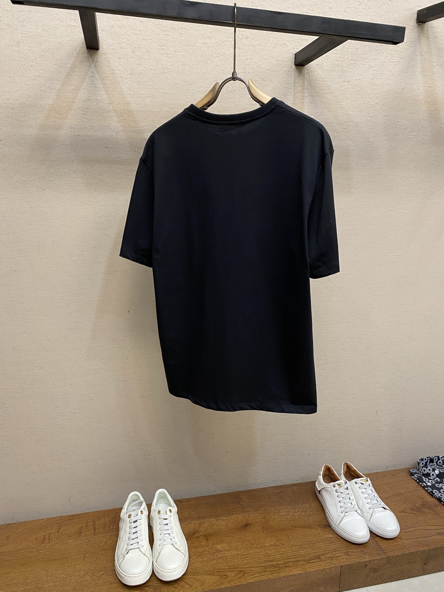 🌟🌟Loewe，双藤刺绣圆领短袖发售色系：黑色🌾、白色⚠️原¥4850购买；纯棉质针织面料🌾、饰有双色A