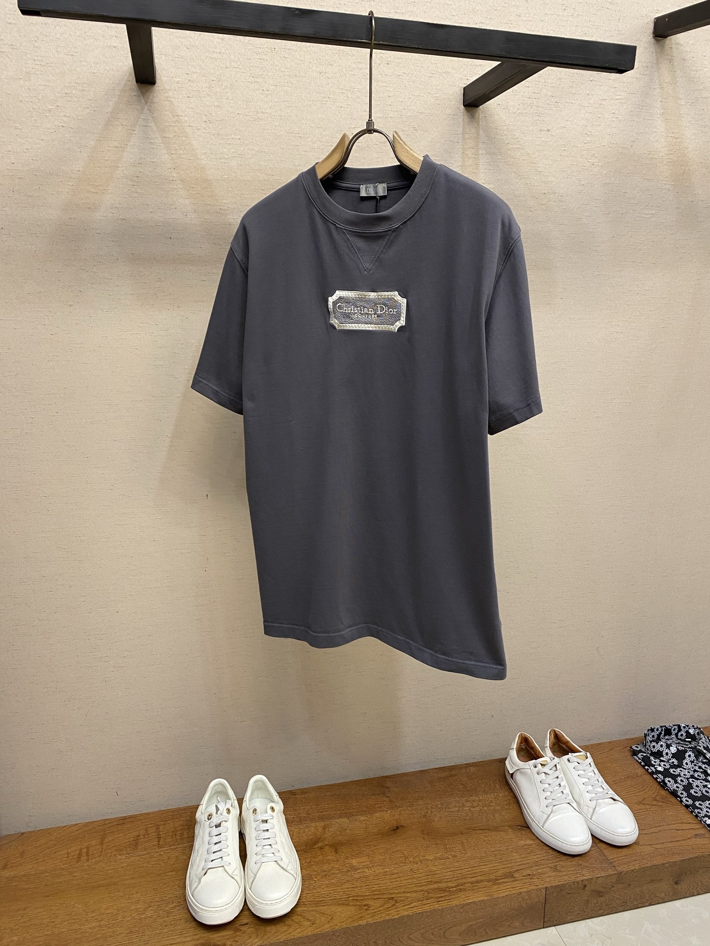 NO:936441,Dior, short-sleeved T-shirt with logo embroidery. Cotton dense plain weave round-neck T-shirt. Comfortable pure cotton fabric. Brand logo square frame embroidery on the chest. Casual tailoring with ribbed round-neck design. Front V-neck topstitching. Classic fit. Same style for men and women!  !  !  !  !  Size XS-L,,dior,T-shirt,tees,t-shirt,19860909Dior,标识刺绣短袖T恤 棉质密织平纹圆领T恤 舒适纯棉面料 前胸品牌标识logo方框刺绣 休闲剪裁搭配罗纹圆领设计 正面V领缉面线 经典版型 男女同款！！！！！ 尺码XS-L,,dior,T-shirt,tees，t-shirt,,Men's clothing