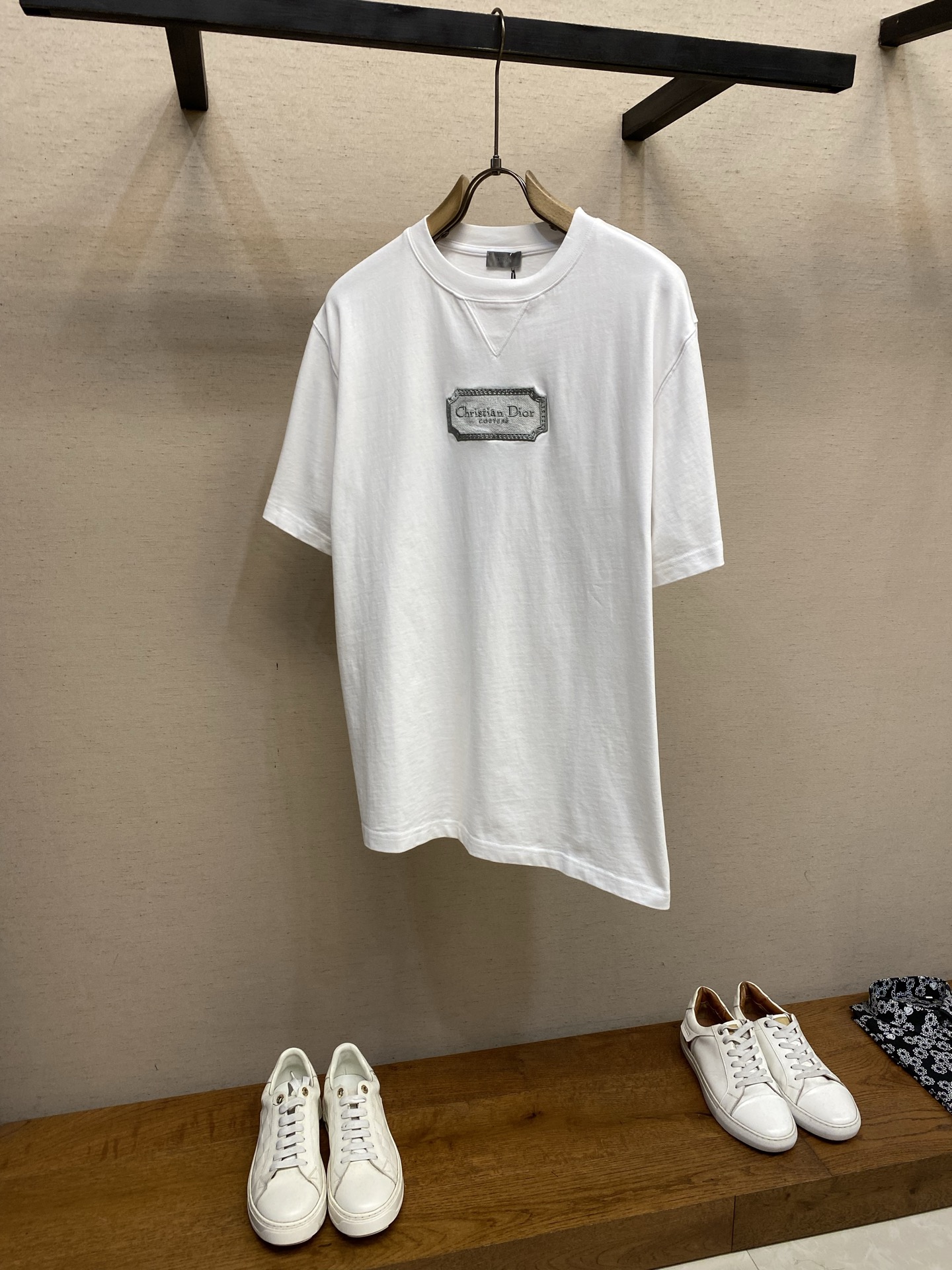 NO:860062,Dior, short-sleeved T-shirt with logo embroidery. Cotton dense plain crew neck T-shirt. Comfortable pure cotton fabric. Brand logo square frame embroidery on the chest. Casual tailoring with ribbed crew neck design. Front V-neck topstitching. Classic fit. Same style for men and women... Sizes XS-L,, dior, T-shirt, tees, t-shirt,19860909Dior,标识刺绣短袖T恤 棉质密织平纹圆领T恤 舒适纯棉面料 前胸品牌标识logo方框刺绣 休闲剪裁搭配罗纹圆领设计 正面V领缉面线 经典版型 男女同款...... 尺码XS-L,,dior,T-shirt,tees，t-shirt,,Men's clothing