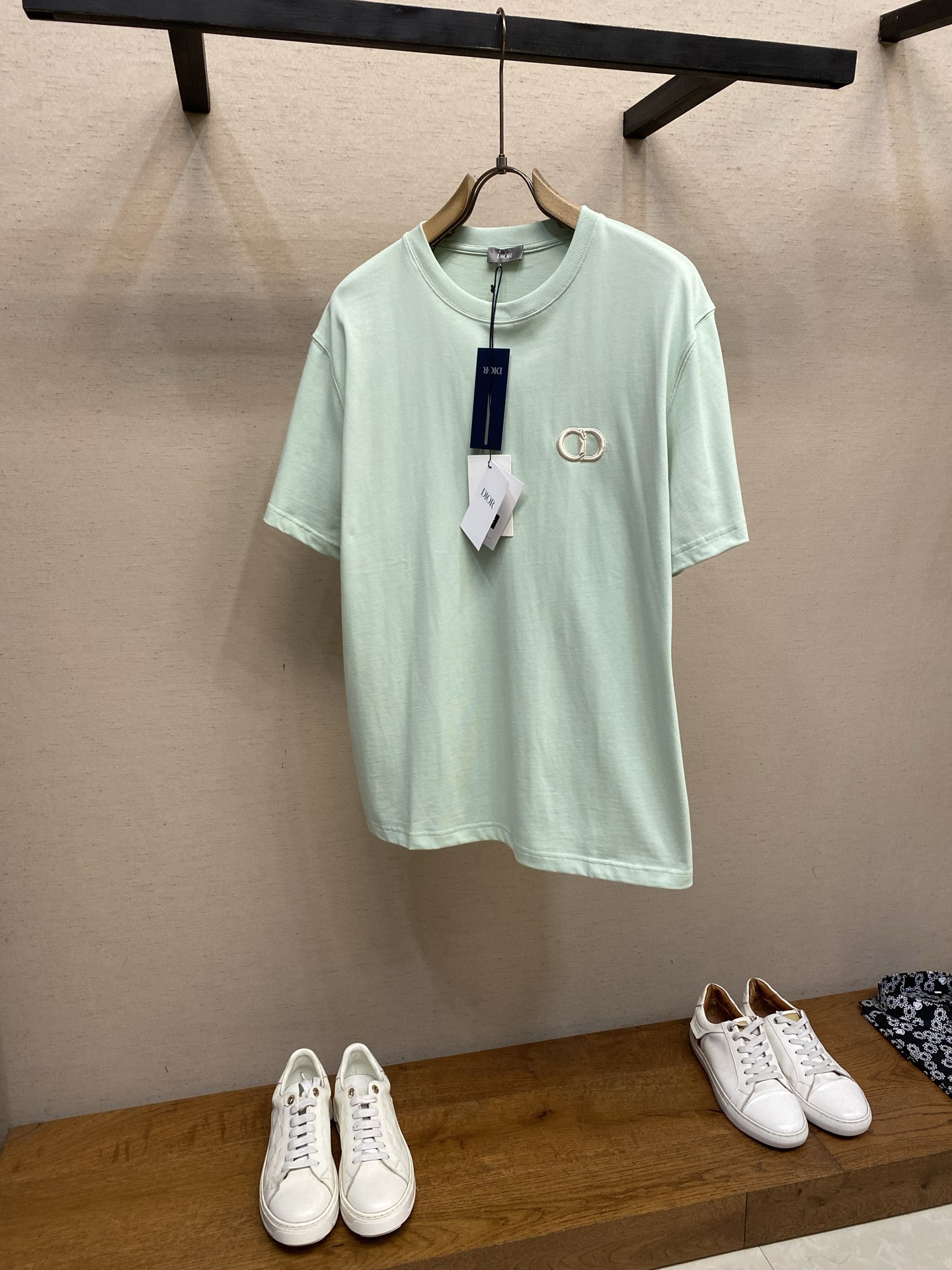NO:936443,Dior, CD embroidered T-shirt makes it effortless to wear a high-end look!  This Dior T-shirt really understands 'low-key and elegant'~ The CD embroidery of the same color on the chest is the soul, and it is the finishing touch on the solid color body without being exaggerated. The pure cotton fabric is soft and skin-friendly, and the loose off-shoulder version covers the flesh and makes you look slimmer. The black is cool, the white is warm and clean, and the navy is calm. The three colors are easy to wear with your eyes closed. Wear them with trousers and you will be an urban elite, and with jeans, you will be a street trend. One piece can hold all occasions.  This spring and summer's 'universal four-season T-shirt' has been contracted by Dior... 11 sizes XS-L, dior, jeans, tees, t-shirt,19860909Dior,CD刺绣T恤把高级感穿得毫不费力！ 这件Dior T恤真的把“低调显贵”玩明白了～ 胸口同色系CD刺绣是灵魂,在纯色衣身上点睛又不浮夸 纯棉面料软糯亲肤,宽松落肩版型遮肉显瘦, 黑色酷飒、白色温干净、藏蓝沉稳,三色闭眼入都不踩雷 搭西裤是都市精英,搭牛仔裤是街头潮人,一件hold住所有场合 今年春夏的“万能四季T恤”,被Dior承包了...11  尺码XS-L,,dior,jeans,tees，t-shirt,,Men's clothing